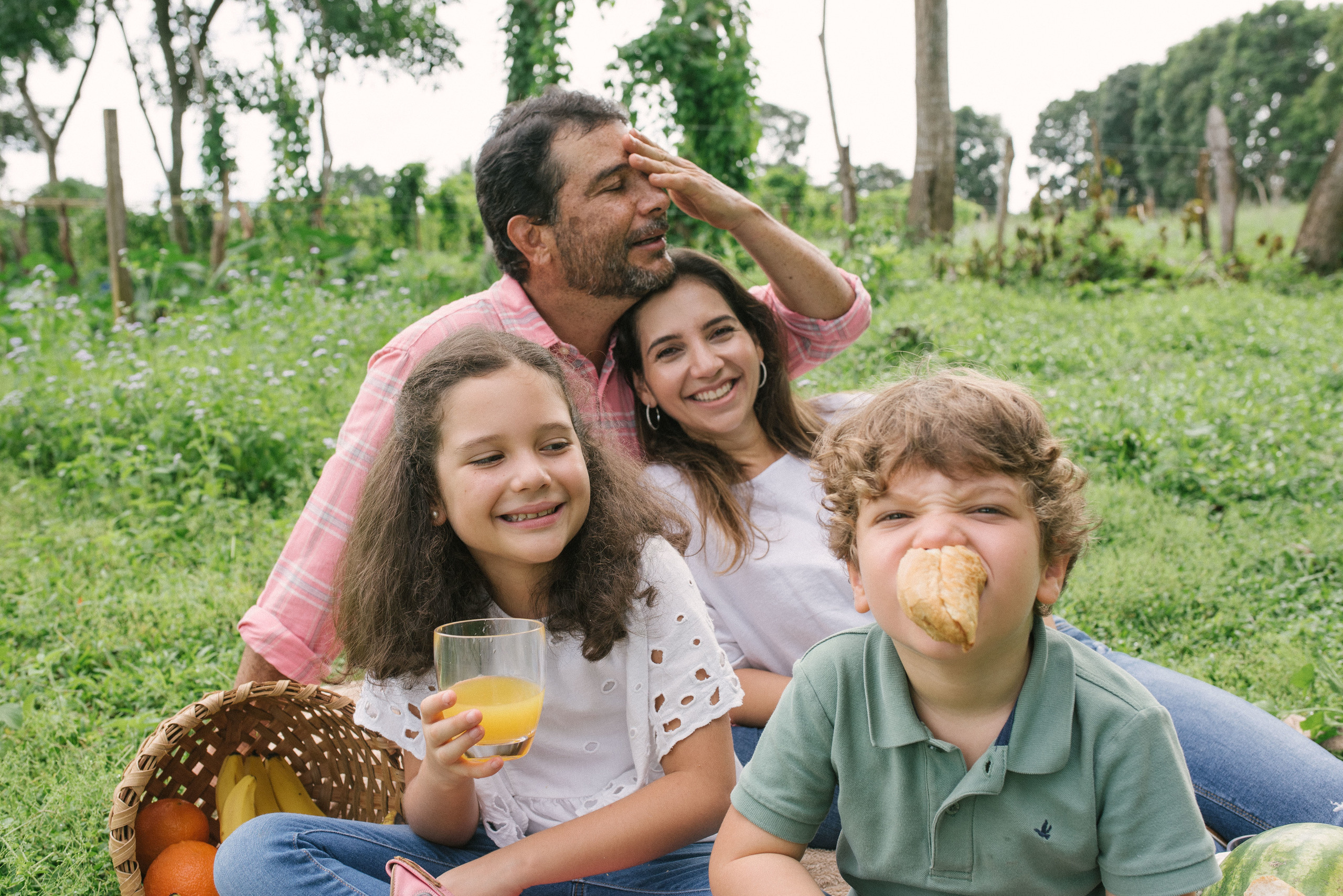 Hermosa familia en el campo. Fotógrafo familiar, retratos. Panamá, Chiriqui. Ruslán Rusakóv