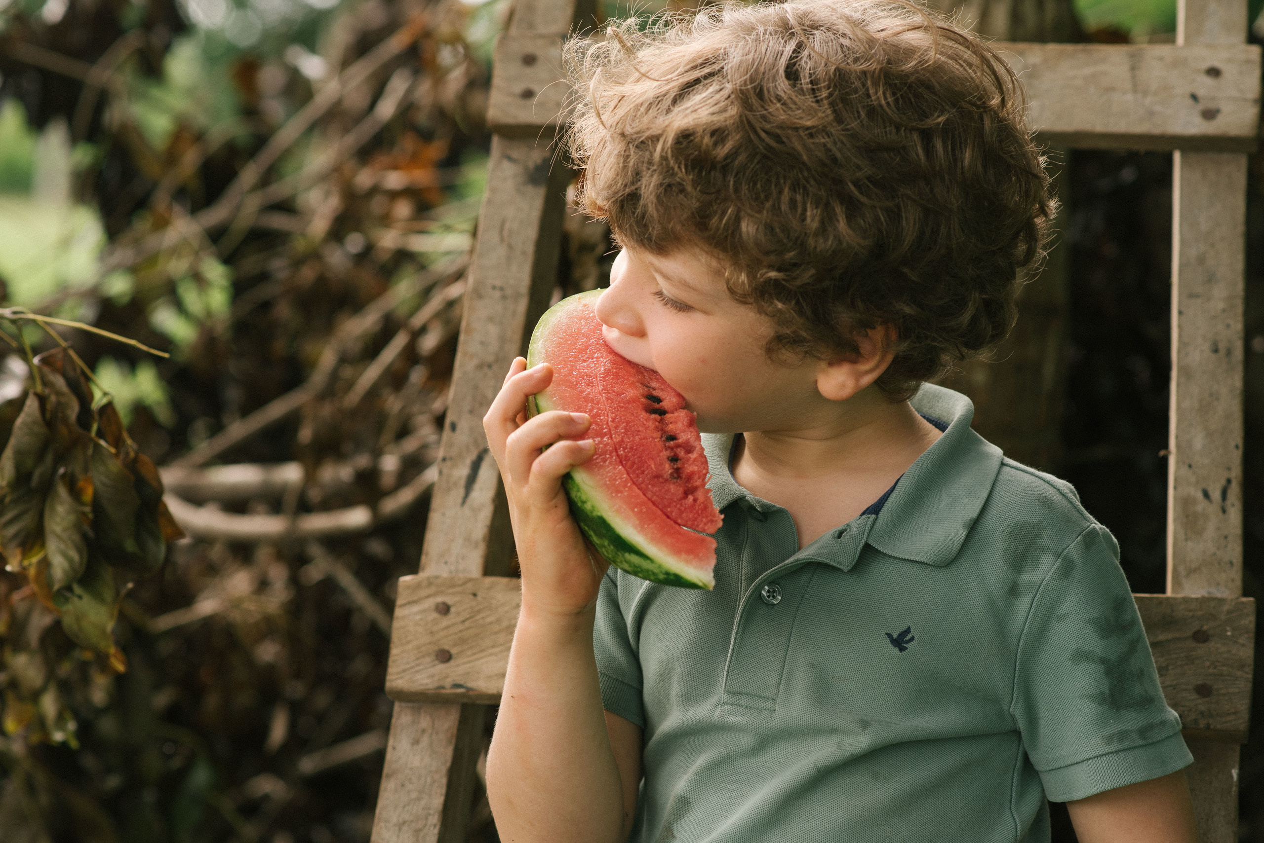 Hermosa familia en el campo. Fotógrafo familiar, retratos. Panamá, Chiriqui. Ruslán Rusakóv