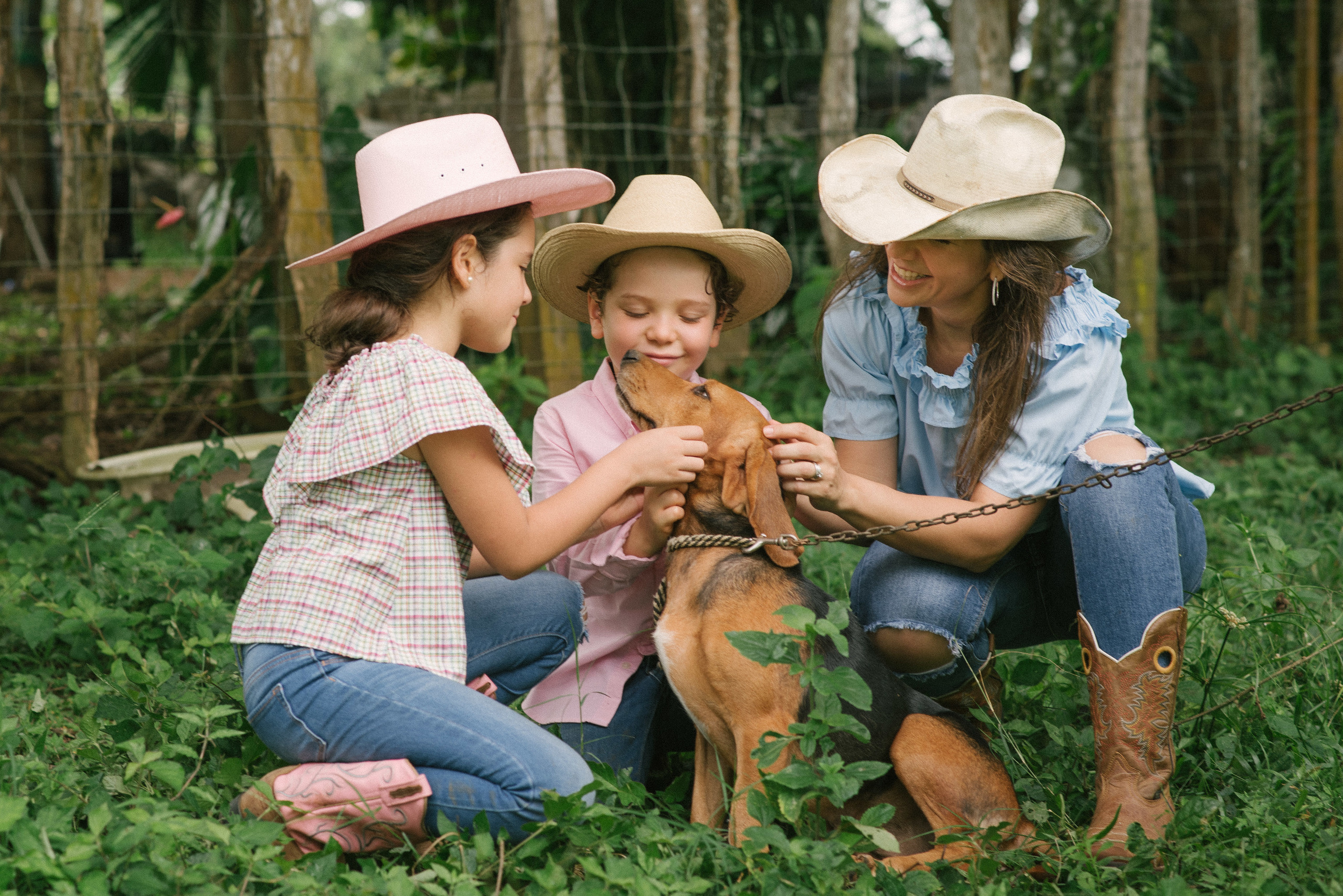 Hermosa familia en el campo. Fotógrafo familiar, retratos. Panamá, Chiriqui. Ruslán Rusakóv