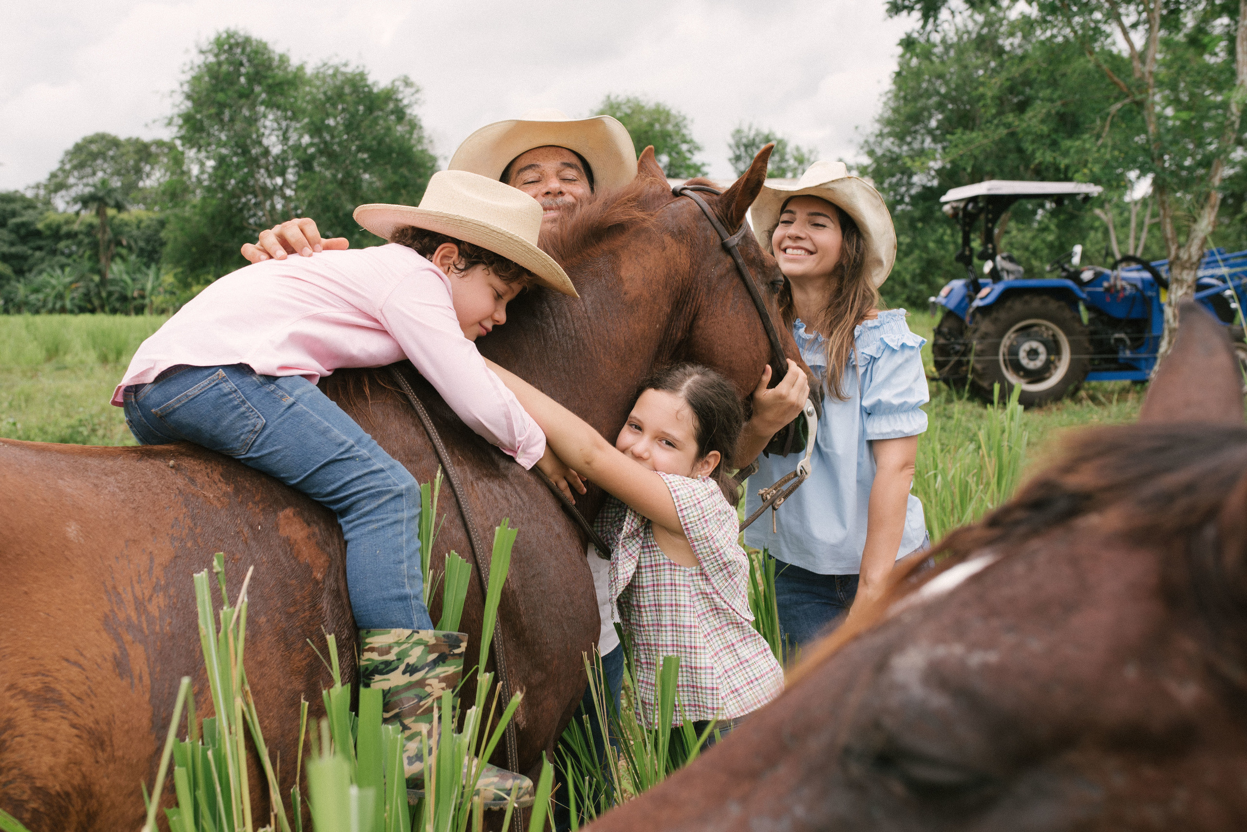 Hermosa familia en el campo. Fotógrafo familiar, retratos. Panamá, Chiriqui. Ruslán Rusakóv