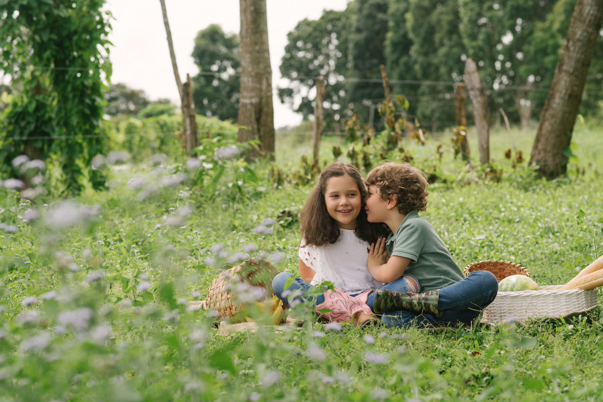 Hermosa familia en el campo. Fotógrafo familiar, retratos. Panamá, Chiriqui. Ruslán Rusakóv