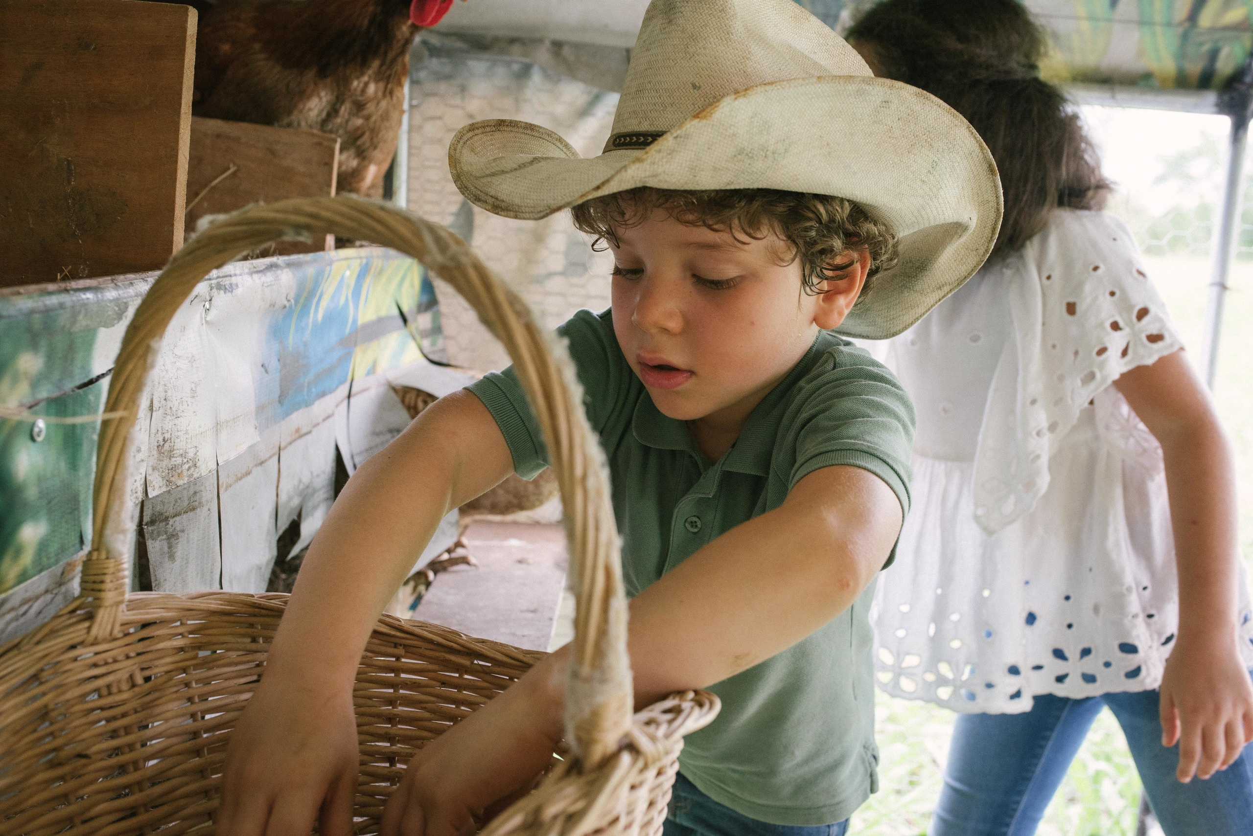 Hermosa familia en el campo. Fotógrafo familiar, retratos. Panamá, Chiriqui. Ruslán Rusakóv