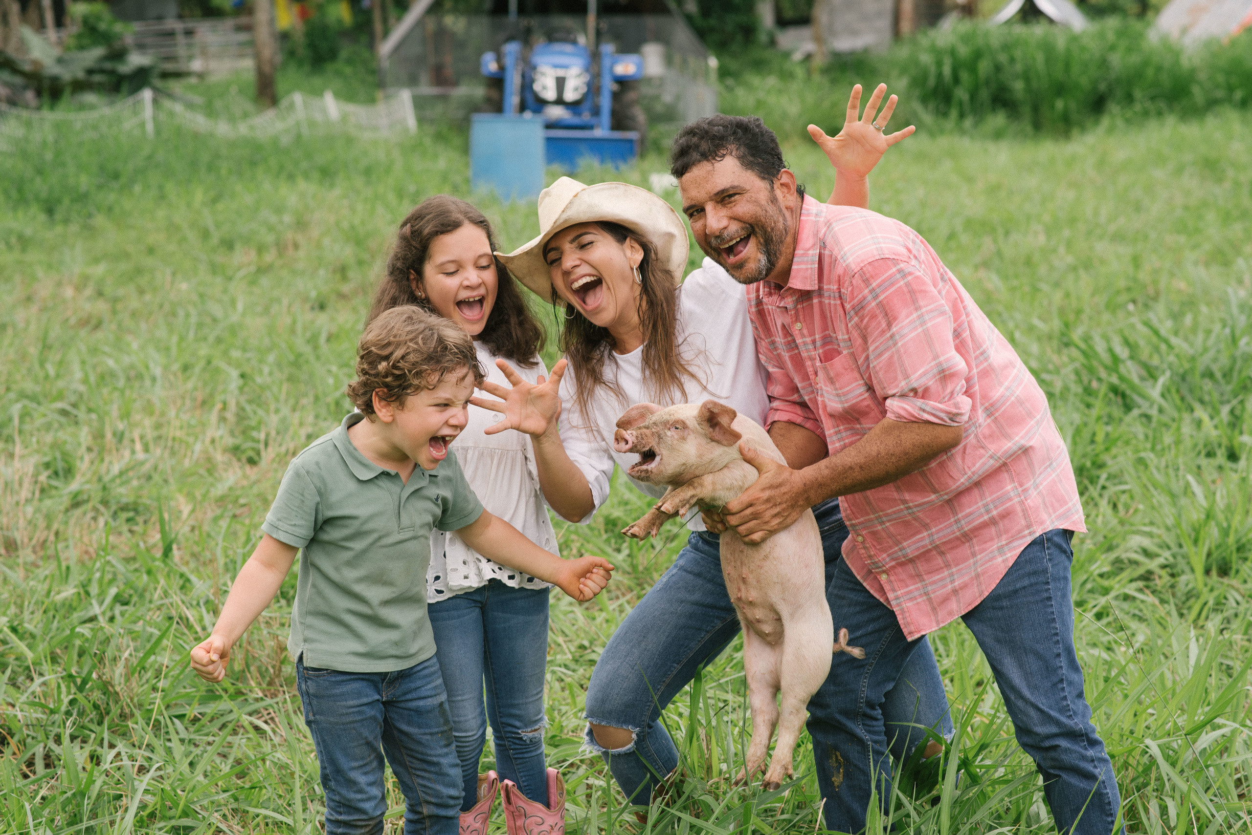 Hermosa familia en el campo. Fotógrafo familiar, retratos. Panamá, Chiriqui. Ruslán Rusakóv