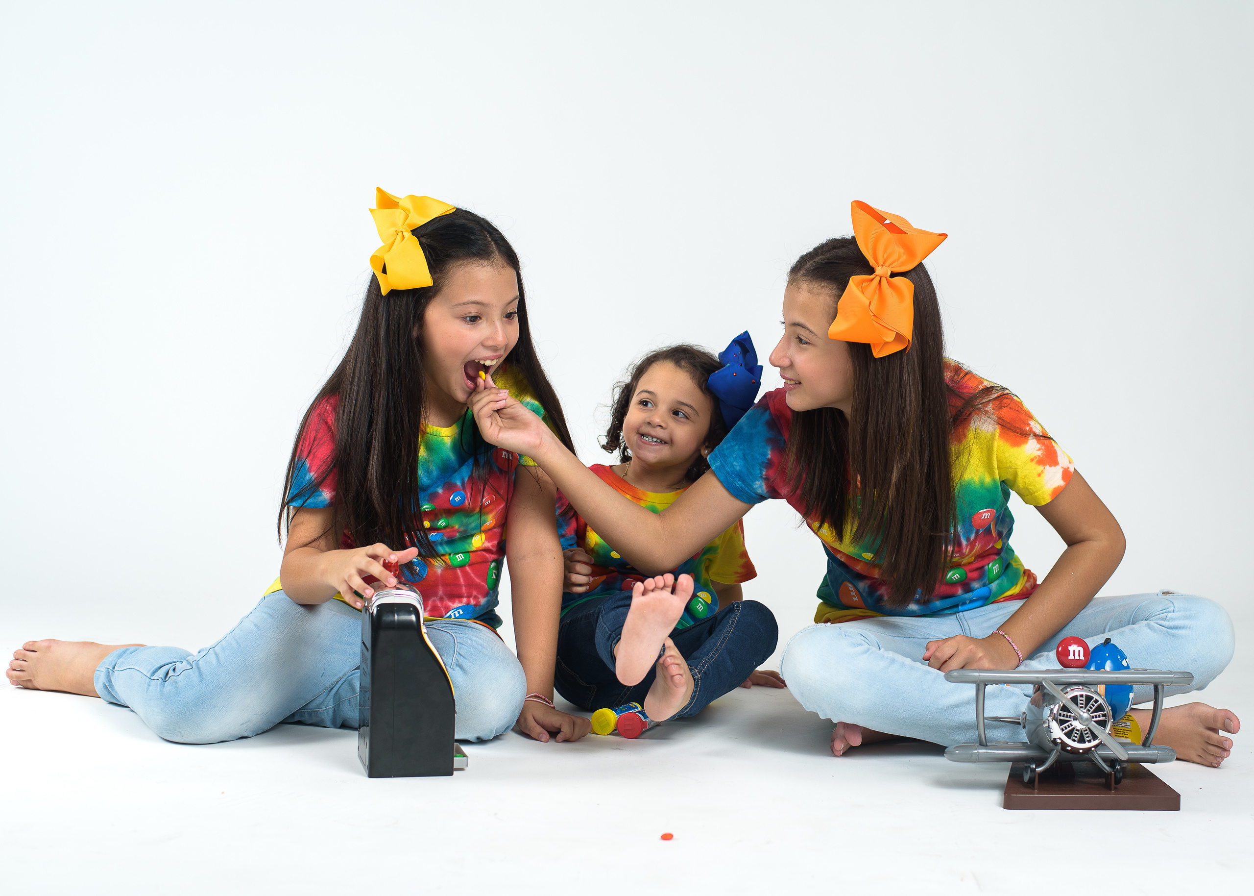 Tres niñas estudio. Fotógrafo familiar, retratos. Panamá, Chiriqui. Ruslán Rusakóv