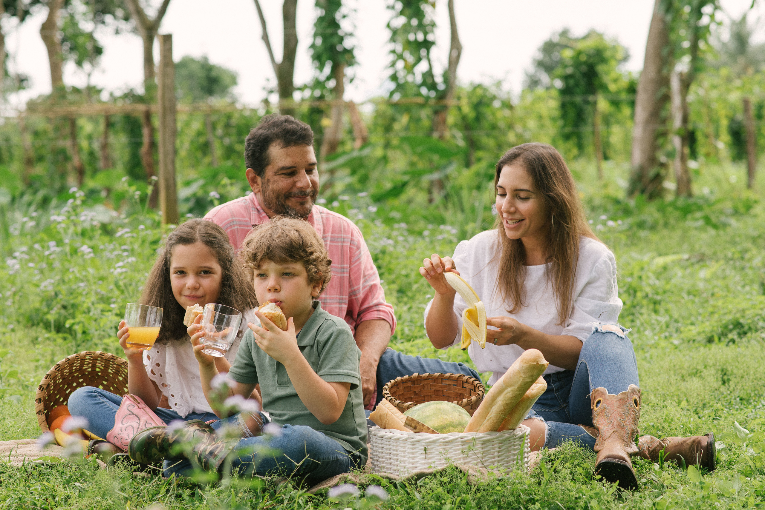 Hermosa familia en el campo. Fotógrafo familiar, retratos. Panamá, Chiriqui. Ruslán Rusakóv