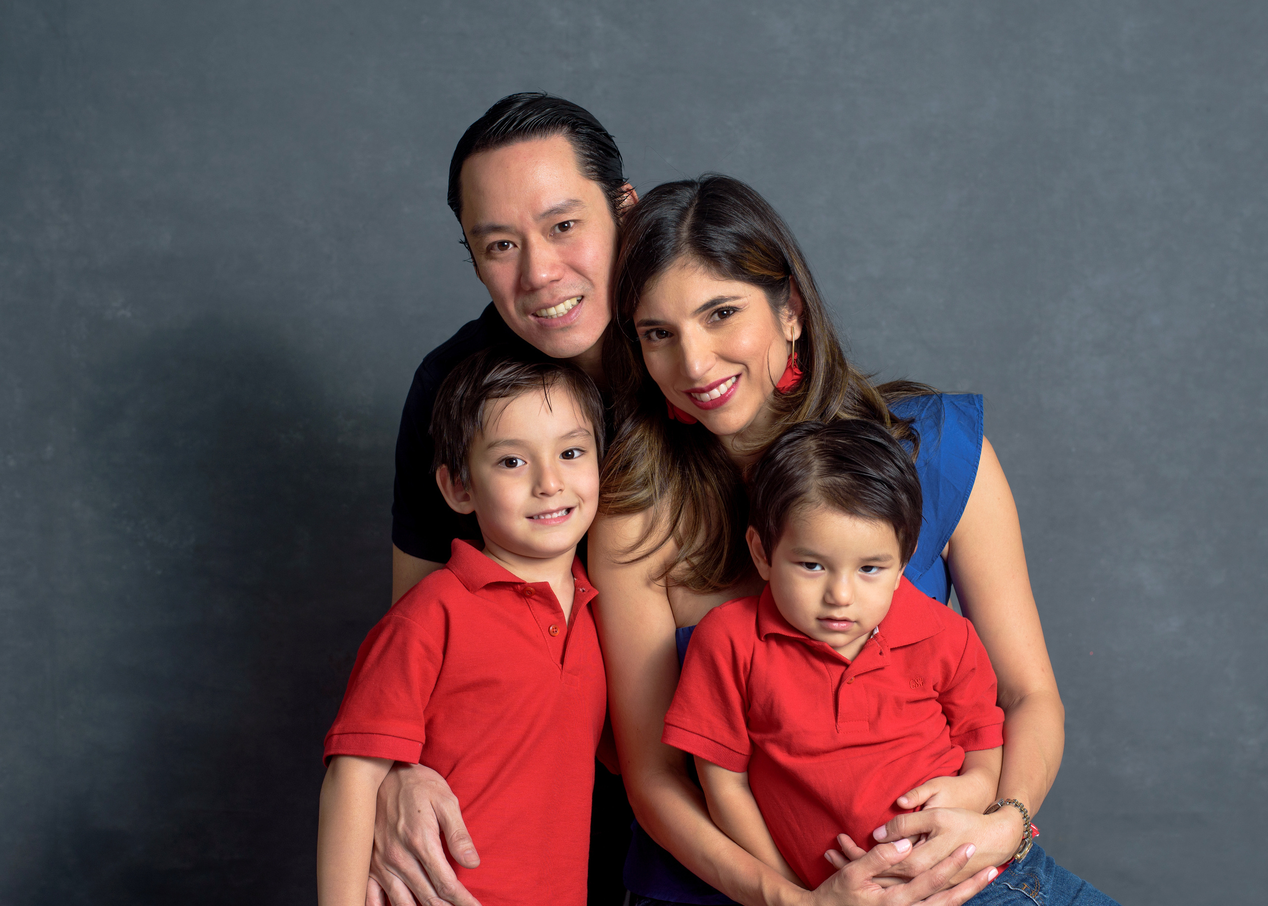 Hermanos en estudio. Fotógrafo familiar, retratos. Panamá, Chiriqui. Ruslán Rusakóv