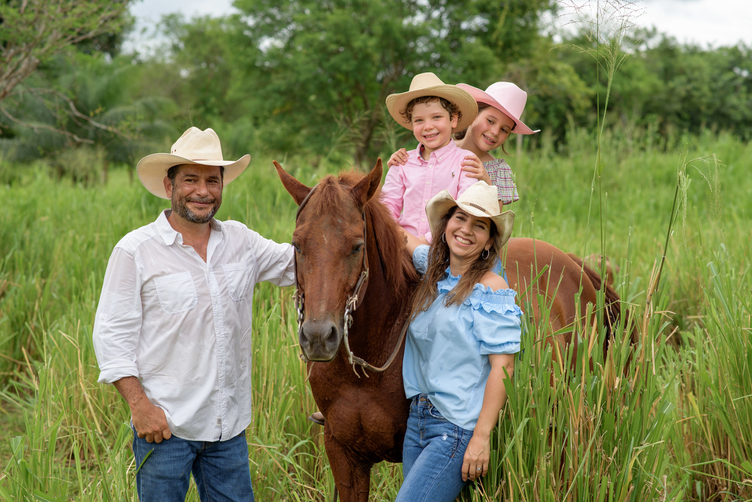 Hermosa familia en el campo. Fotógrafo familiar, retratos. Panamá, Chiriqui. Ruslán Rusakóv