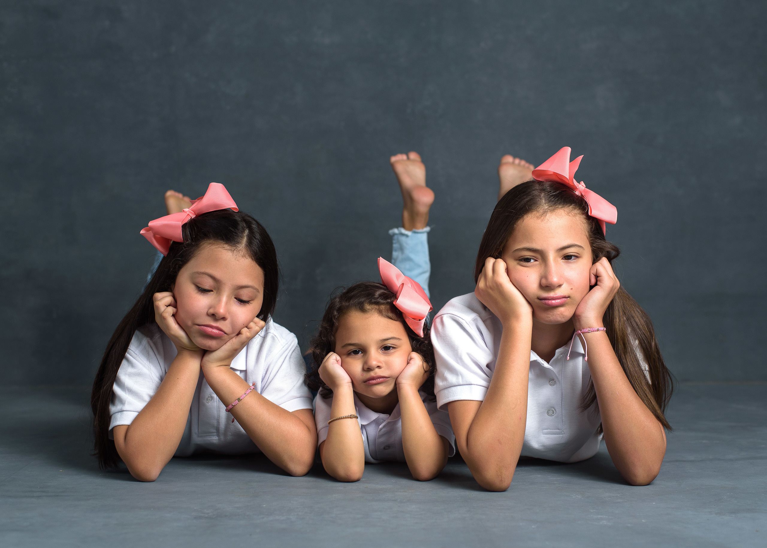 Tres niñas estudio. Fotógrafo familiar, retratos. Panamá, Chiriqui. Ruslán Rusakóv