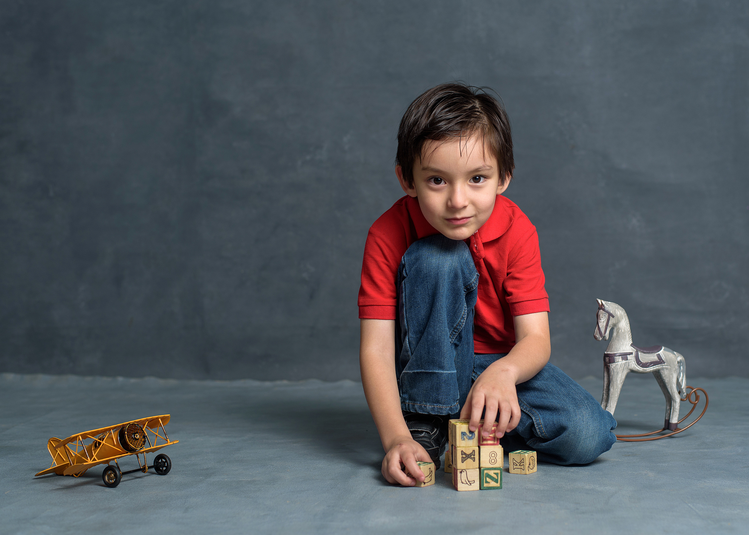Hermanos en estudio. Fotógrafo familiar, retratos. Panamá, Chiriqui. Ruslán Rusakóv