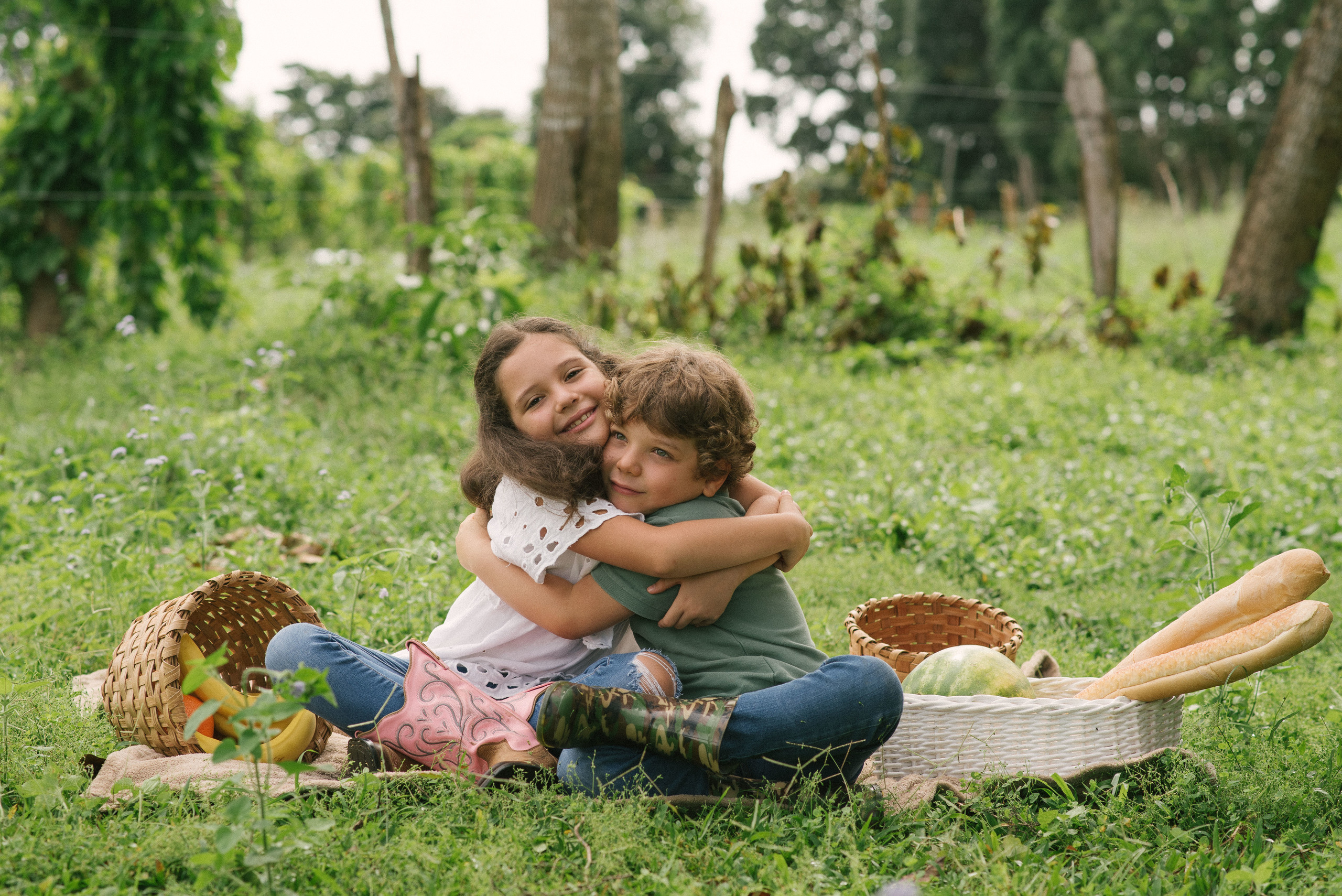 Hermosa familia en el campo. Fotógrafo familiar, retratos. Panamá, Chiriqui. Ruslán Rusakóv