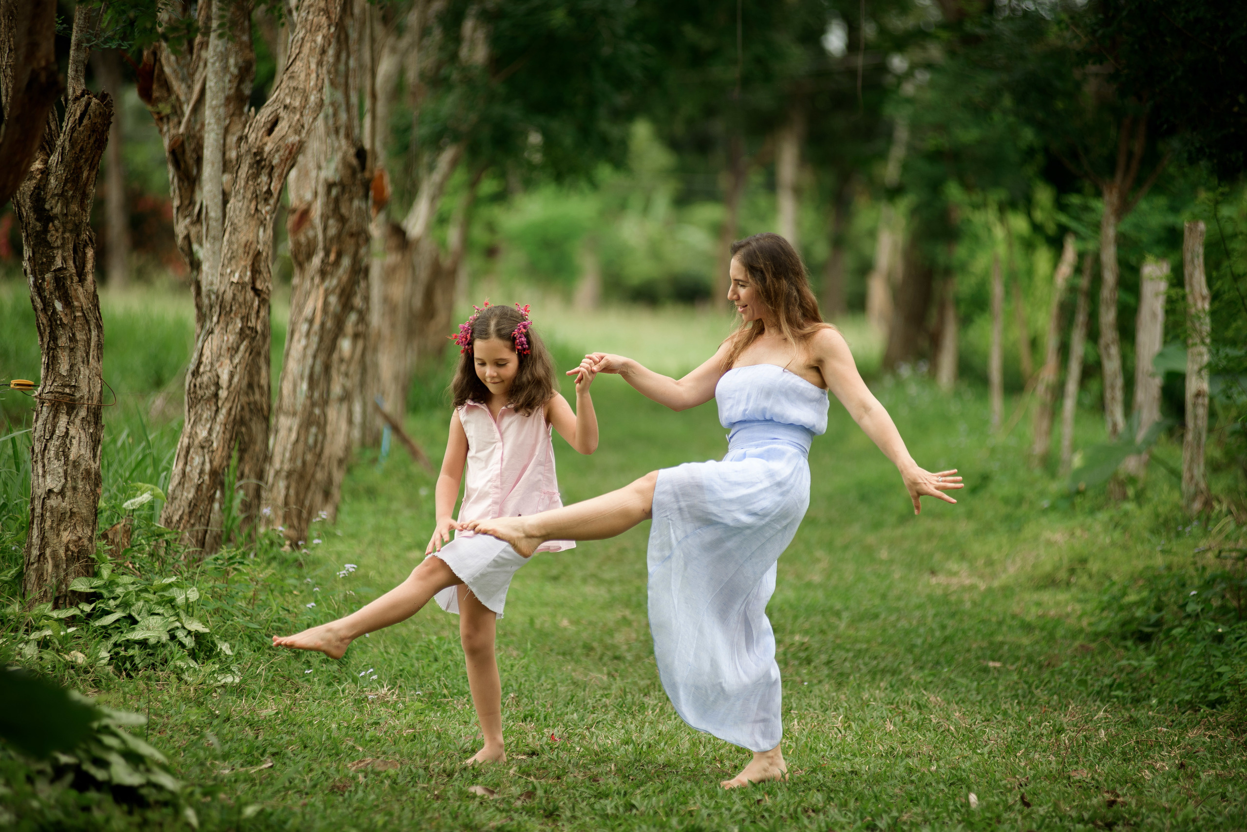 Hermosa familia en el campo. Fotógrafo familiar, retratos. Panamá, Chiriqui. Ruslán Rusakóv