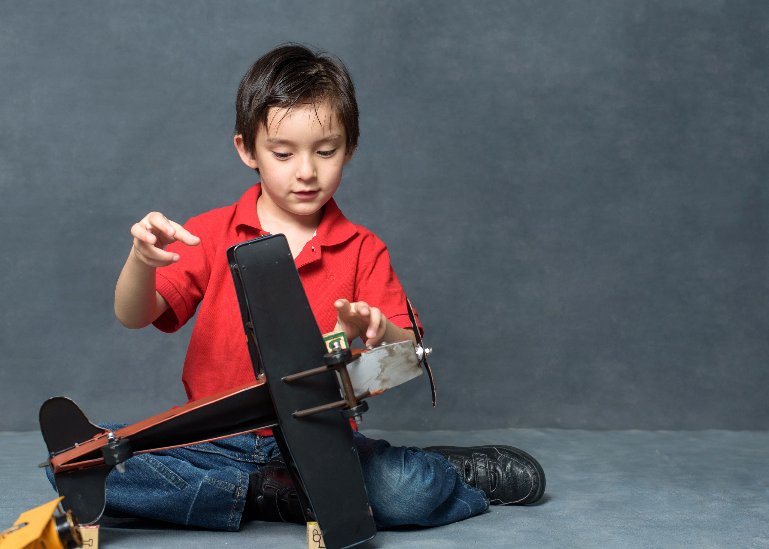 Hermanos en estudio. Fotógrafo familiar, retratos. Panamá, Chiriqui. Ruslán Rusakóv