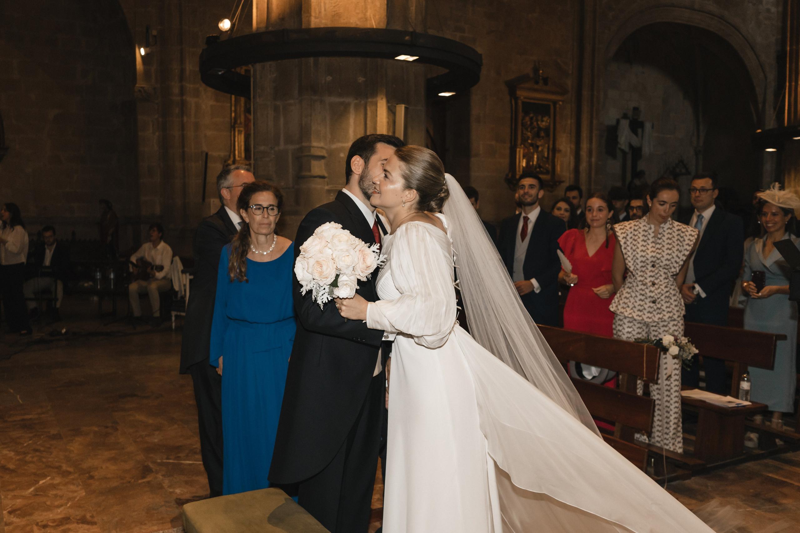 Elegancia y alegría familiar. Boda de Andrés y Lucía en San Sebastián. Holigood foto y video reportaje de bodas en San Sebastián y Europa