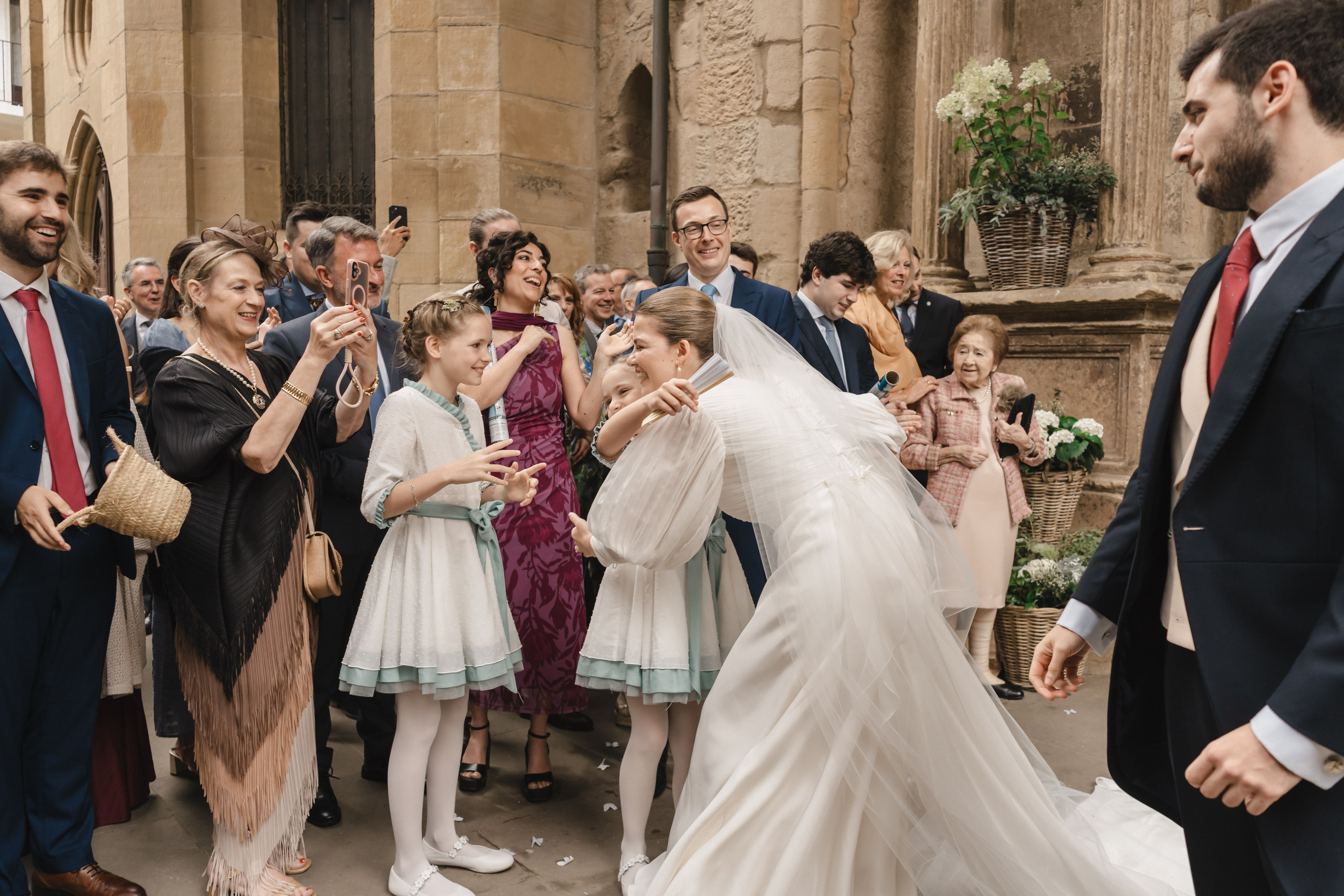 Elegancia y alegría familiar. Boda de Andrés y Lucía en San Sebastián. Holigood foto y video reportaje de bodas en San Sebastián y Europa