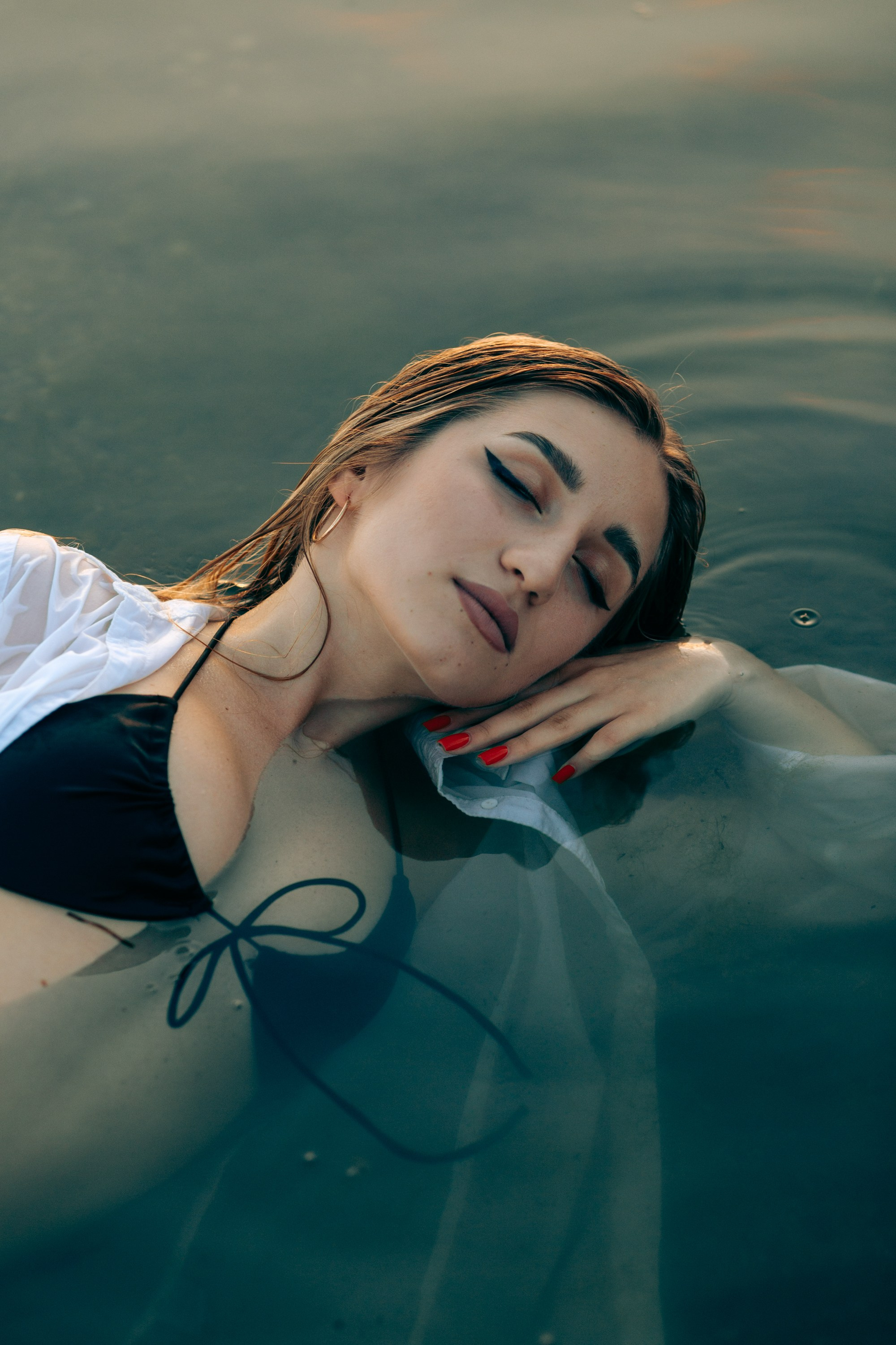 A photoshoot with Yulia in a boat on the water. Photographer & videographer in Tbilisi, Georgia