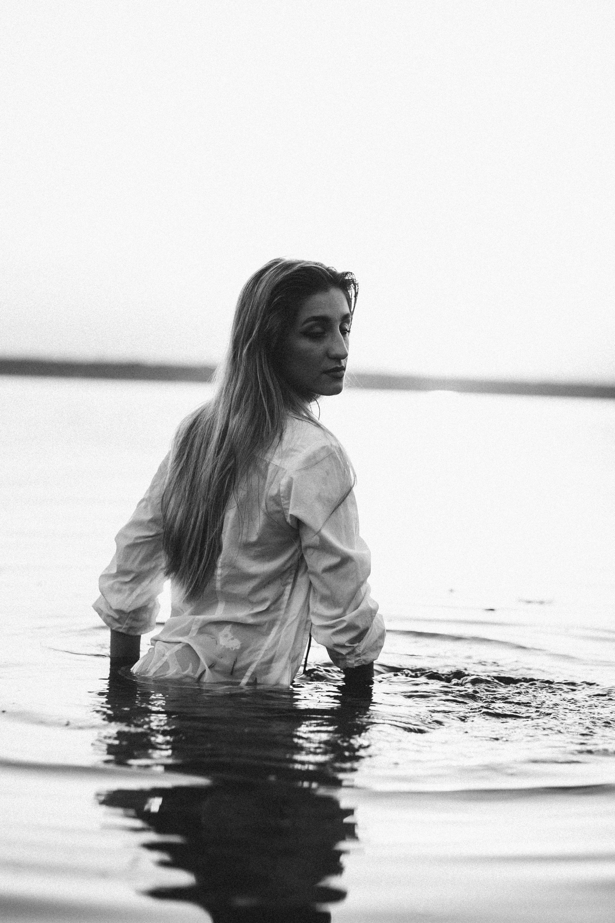 A photoshoot with Yulia in a boat on the water. Photographer & videographer in Tbilisi, Georgia
