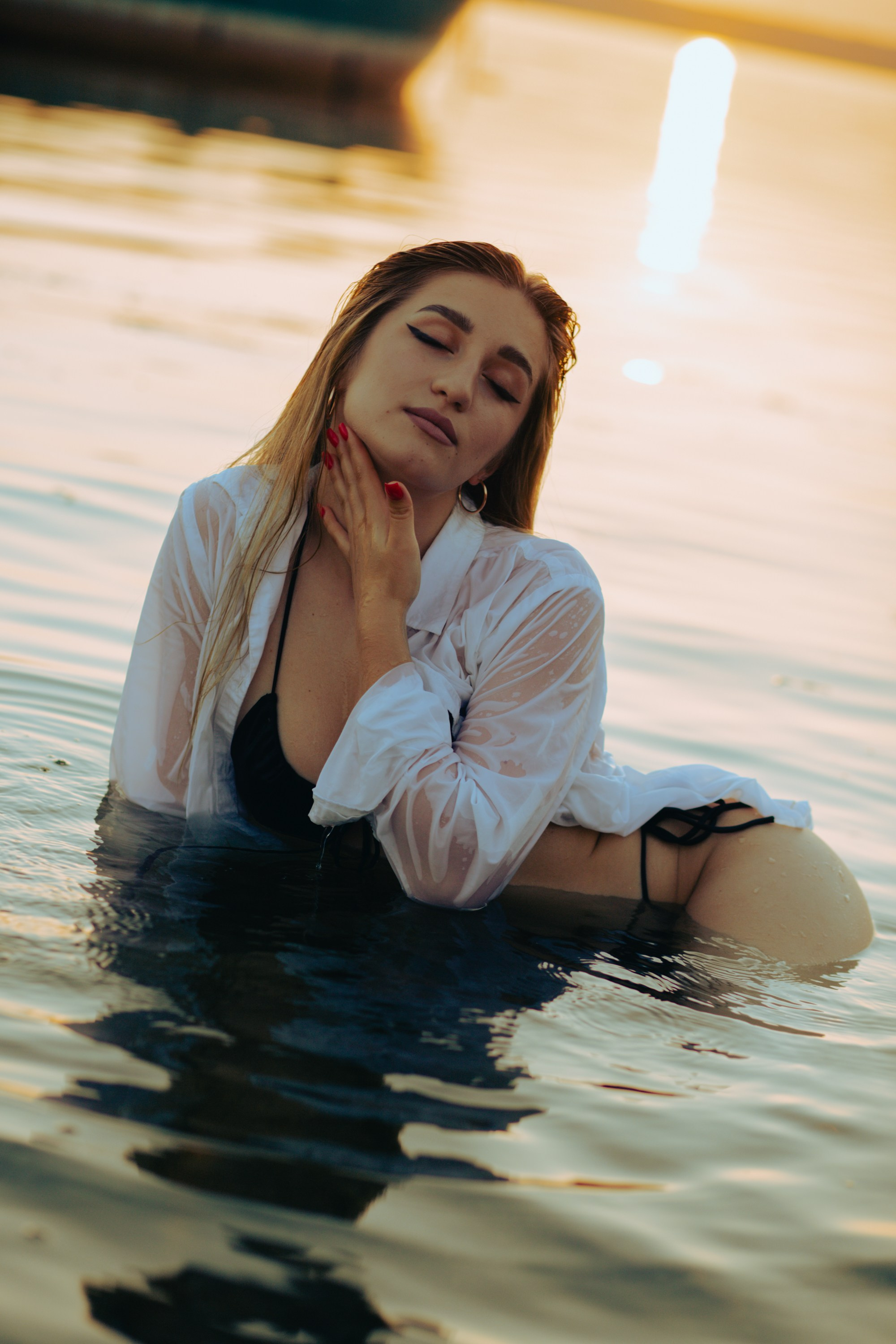 A photoshoot with Yulia in a boat on the water. Photographer & videographer in Tbilisi, Georgia