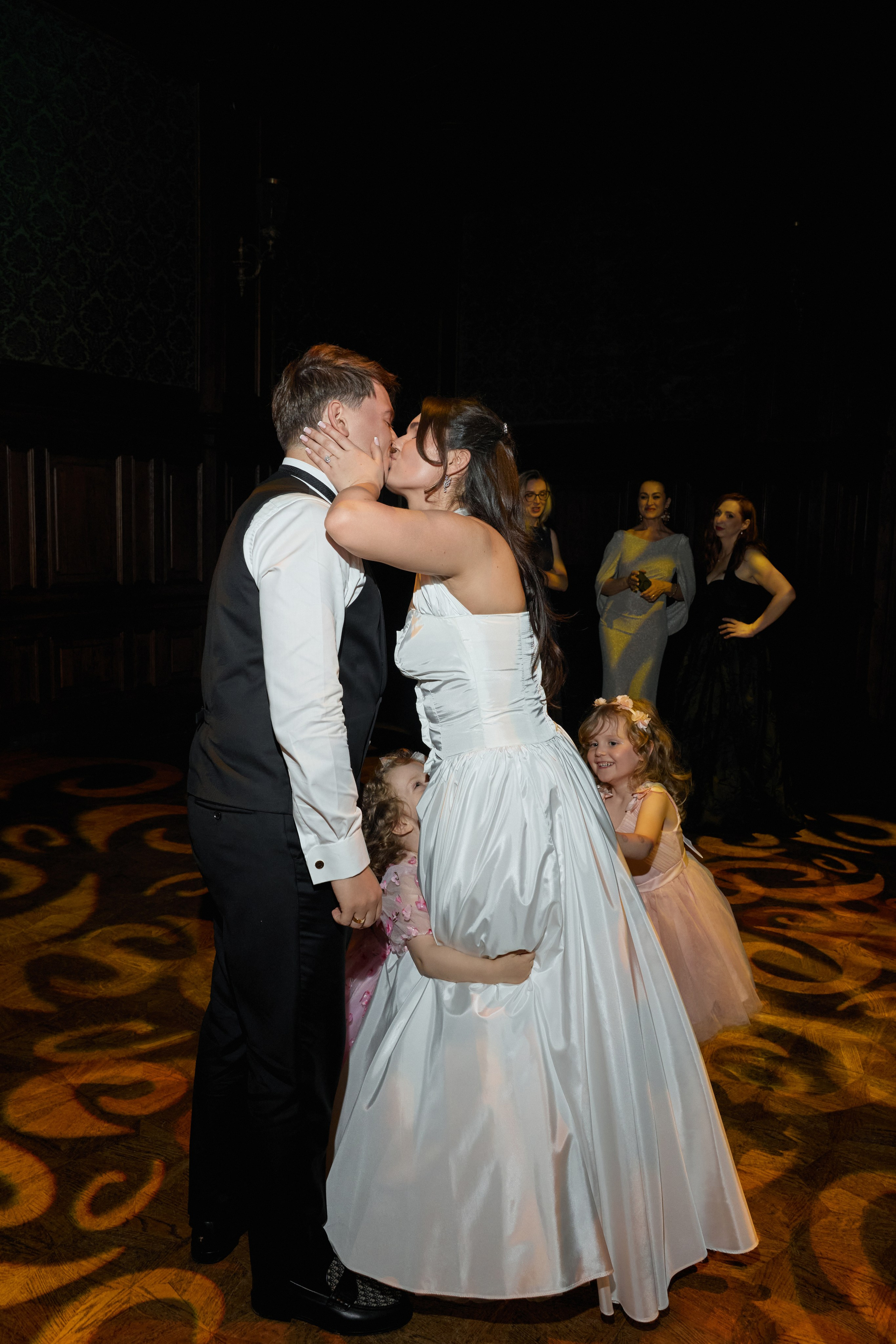 Wiktoria & Kacper. Pałac Goetz. Fotograf ślubny i rodzinny w Krakowie Yana Klymova