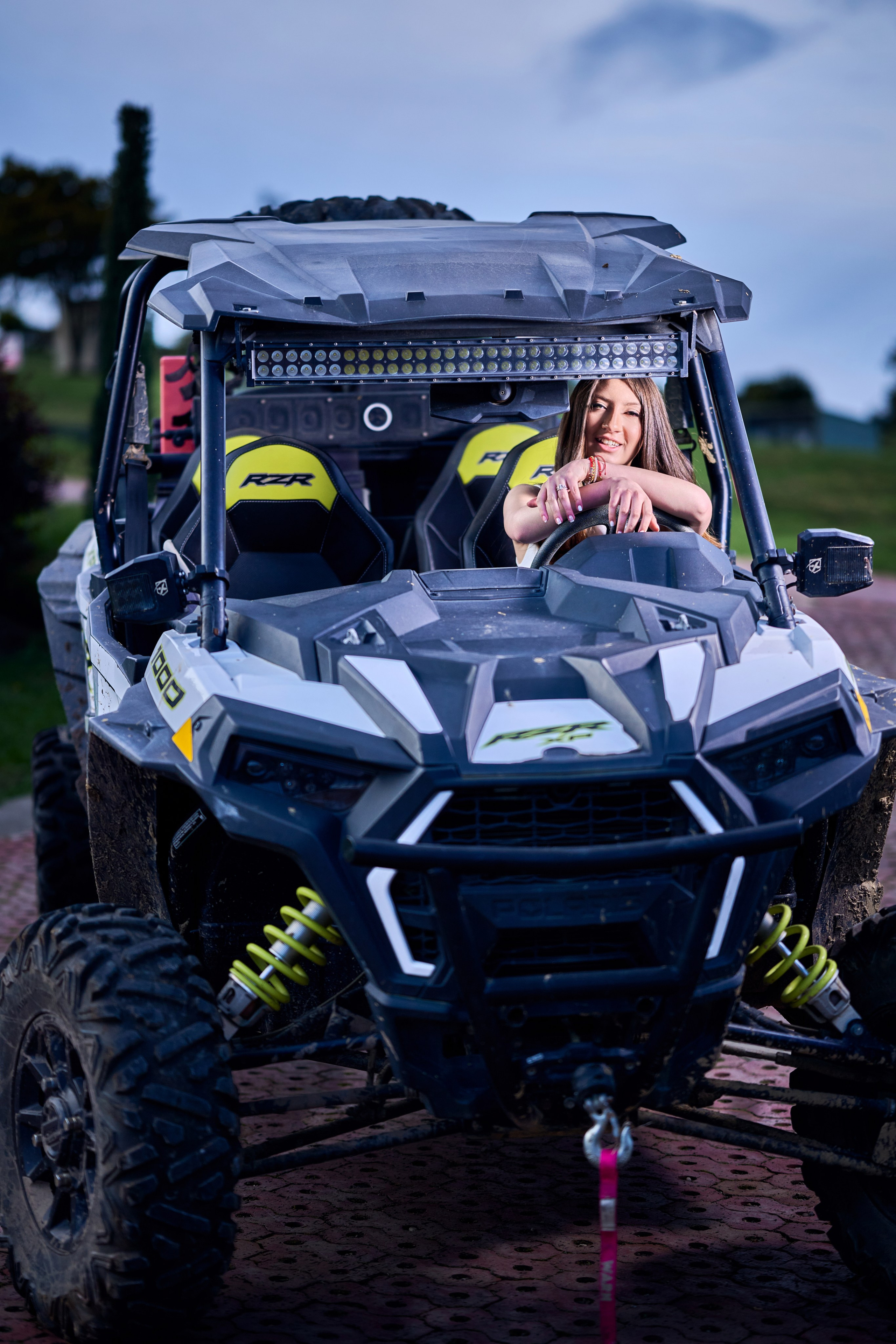 Valentina posando en un carro buggy  para su sesión de pre-quince de aventura.