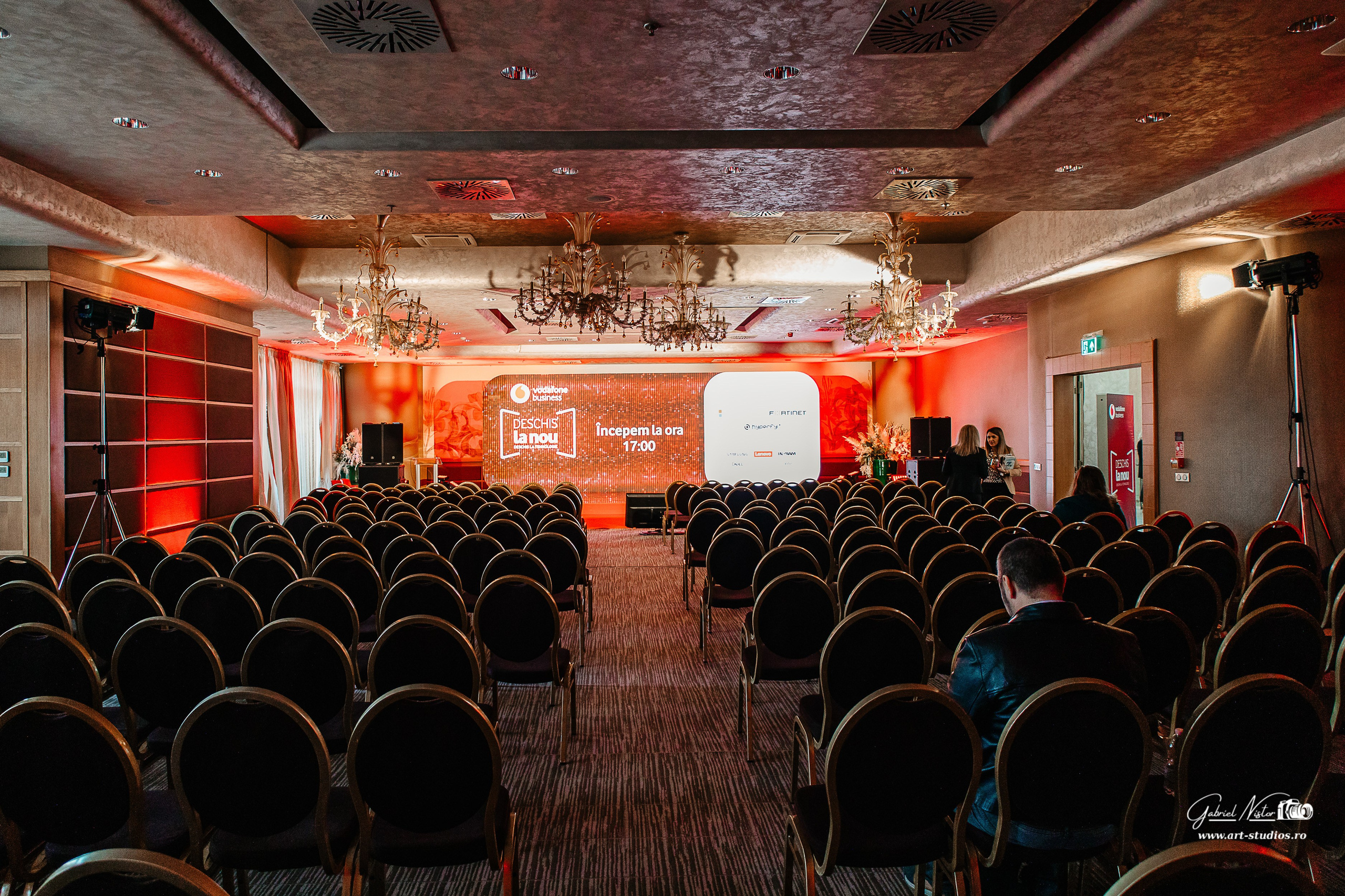 Vodafone - Deschis la Nou. Gabriel Nistor Art-Studios — Photographer / Videographer Iasi