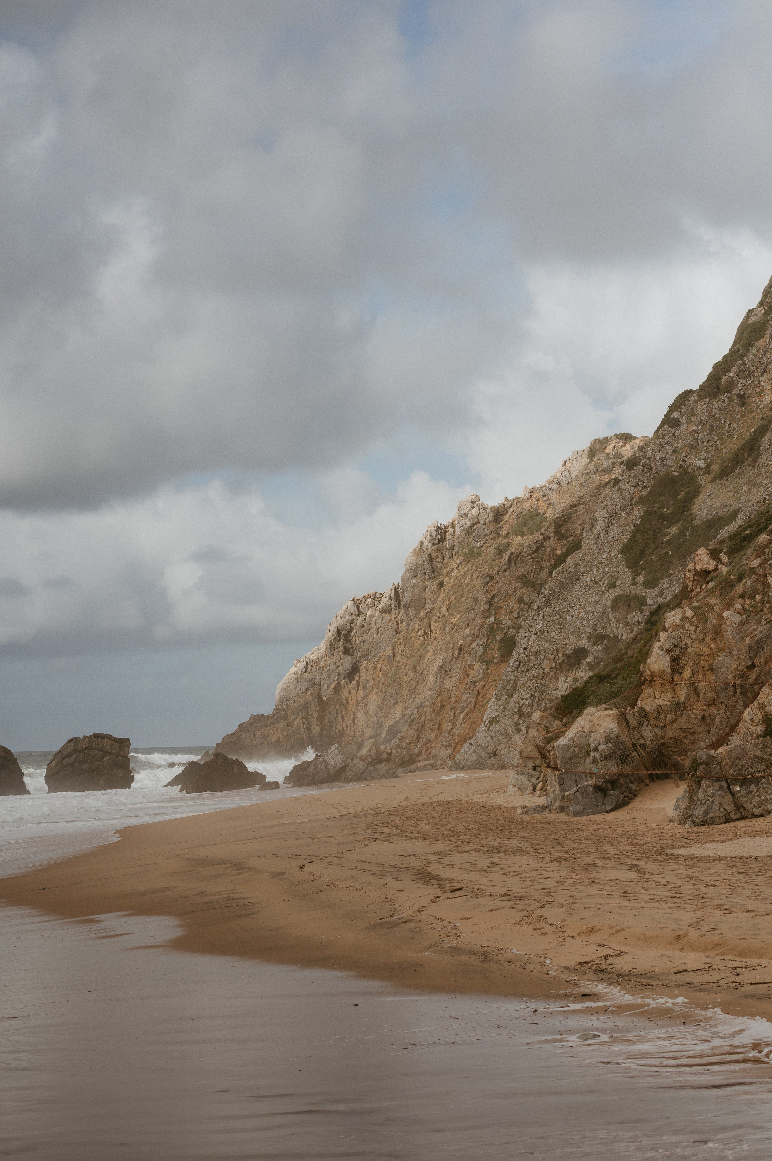 Ședință foto de nuntă pe plaja Adraga – emoție la malul oceanului Atlantic. Valentin Melen - fotograf de nunta 🤍
