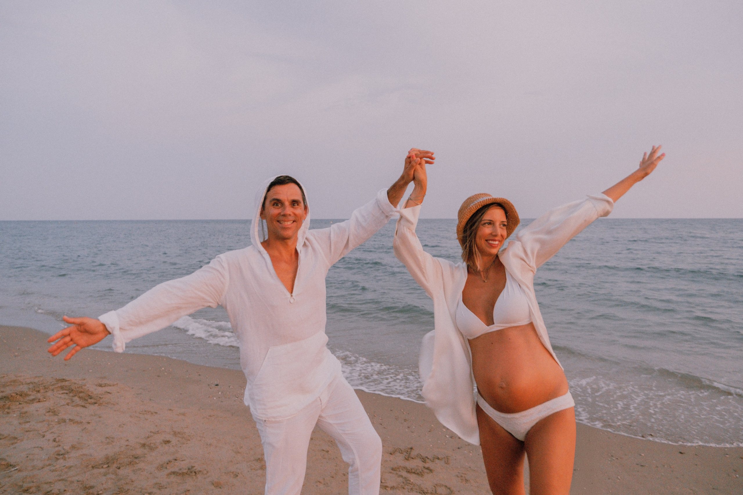 Sesión embarazo en la playa. Fotografía profesional en Calafell - Elena Medvedeva