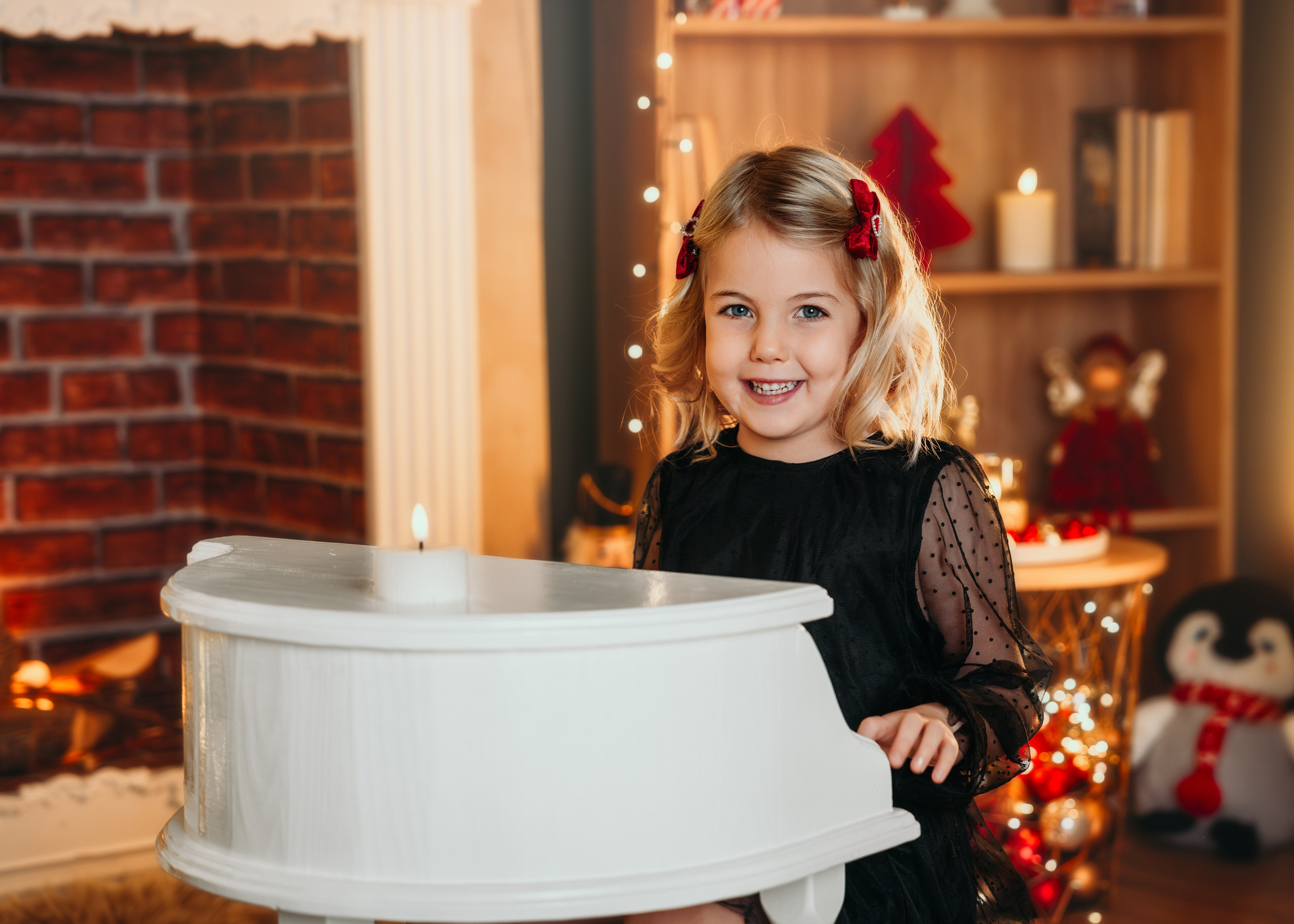 Porodično novogodišnje fotografisanje na prazničnoj scenografiji u Beogradu, studio Ledine – profesionalni porodični portreti.