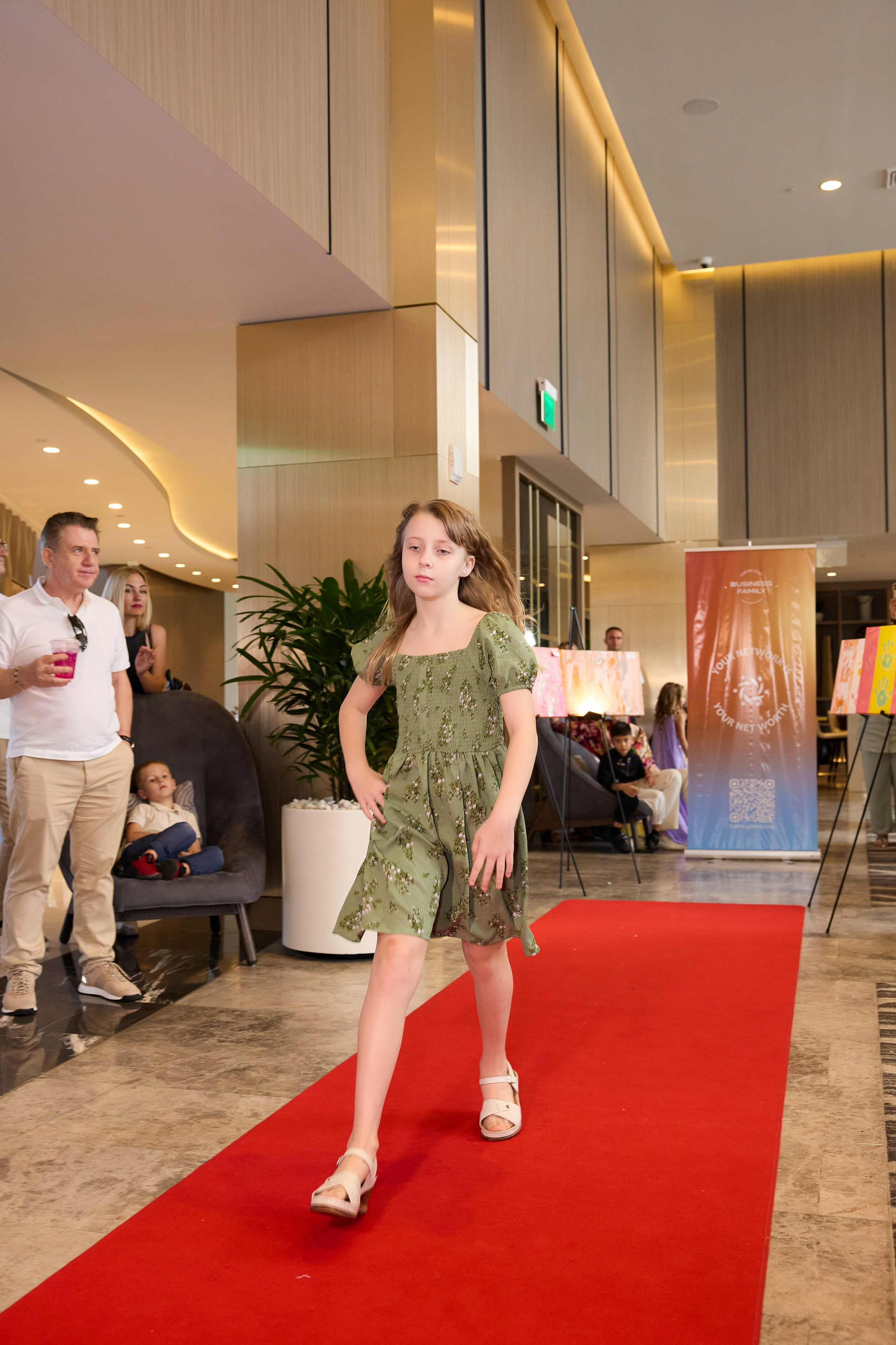 Авторская благотворительная художественная выставка Дианы Бортник. Фотограф Юлия Маковеева