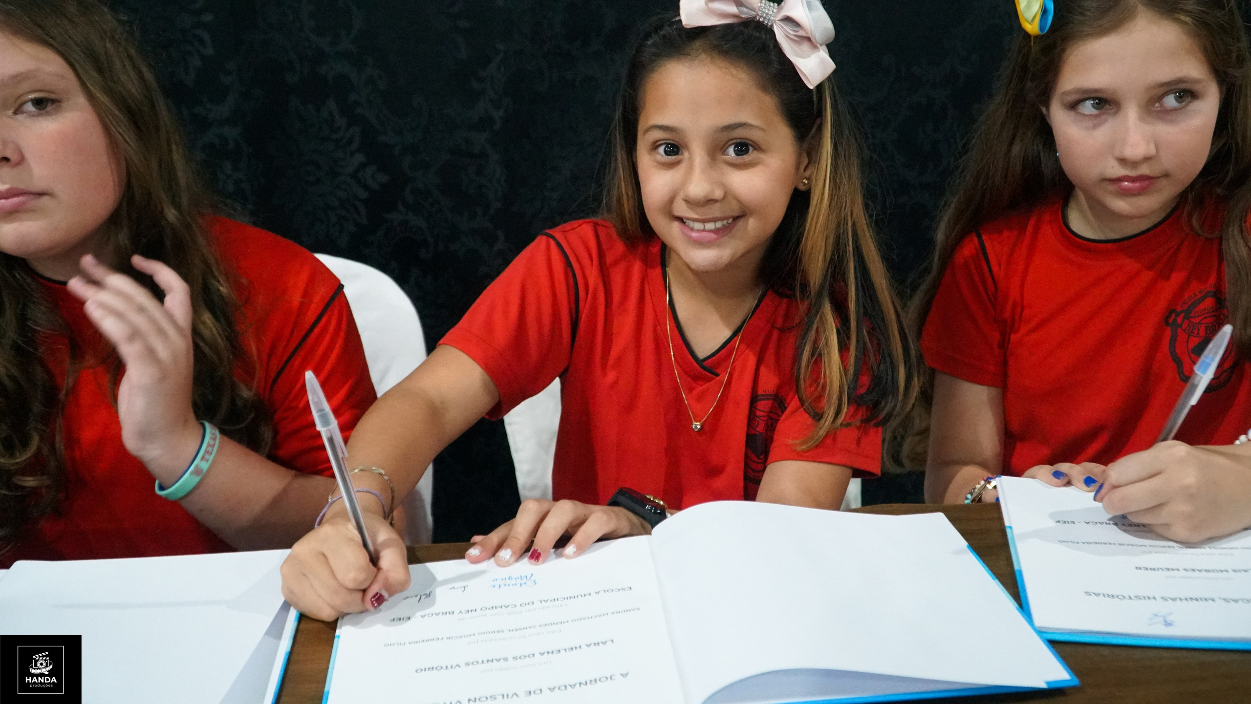 Noite autógrafos colégio Aurélio Buarque de Holanda. Handa Produções