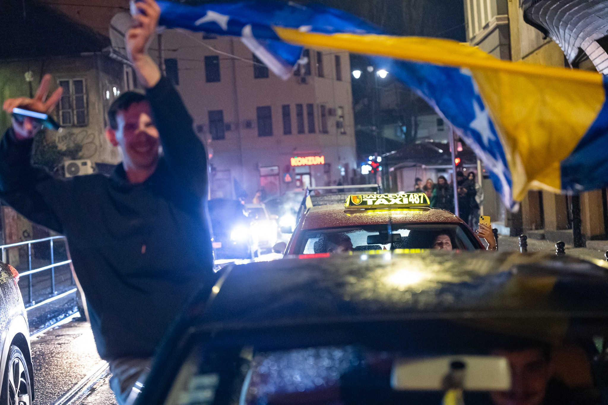 Velika masa ljudi na ulicama Sarajeva tokom slavlja