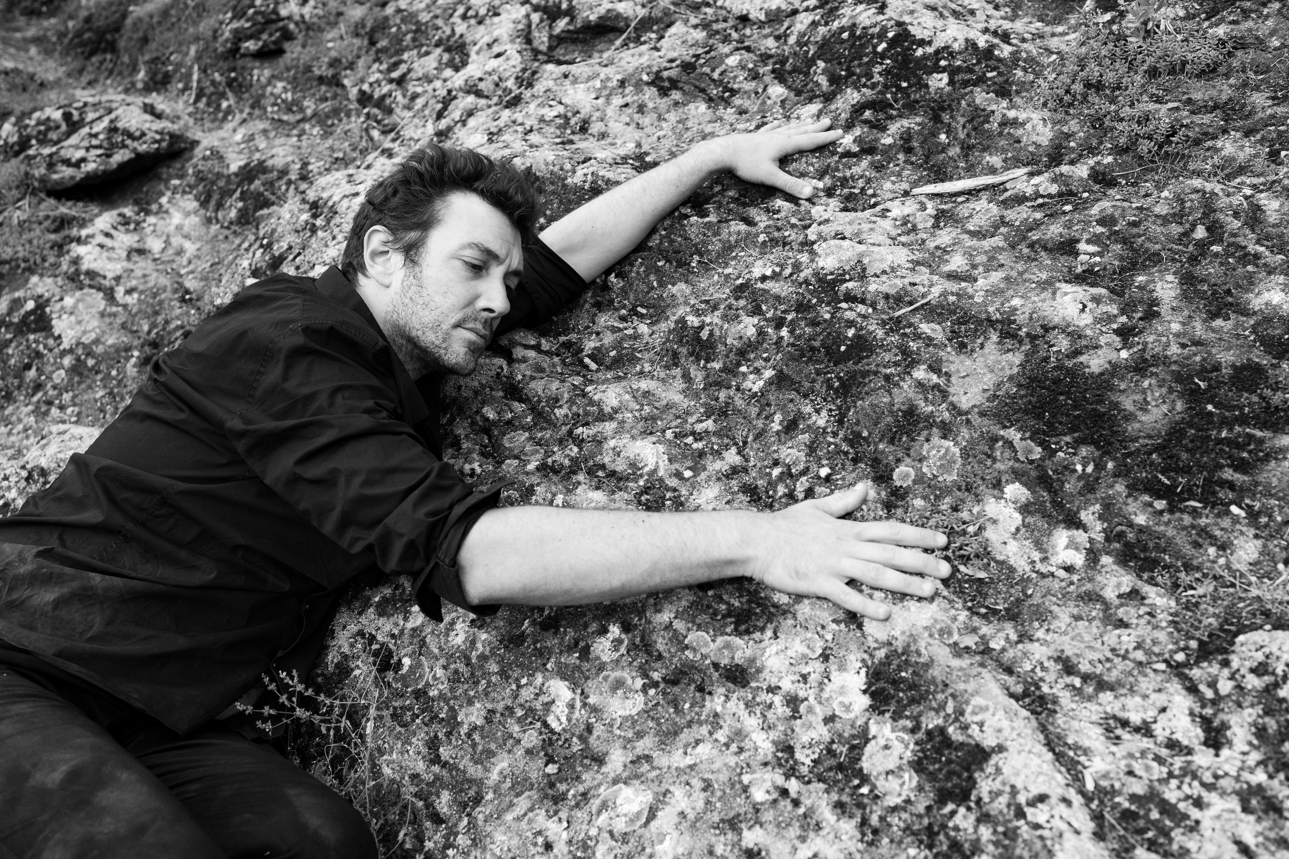 Portrait du portfolio d’un acteur Avignon Provence France. Histoires d’amour, séances photos de famille et de mariage en France