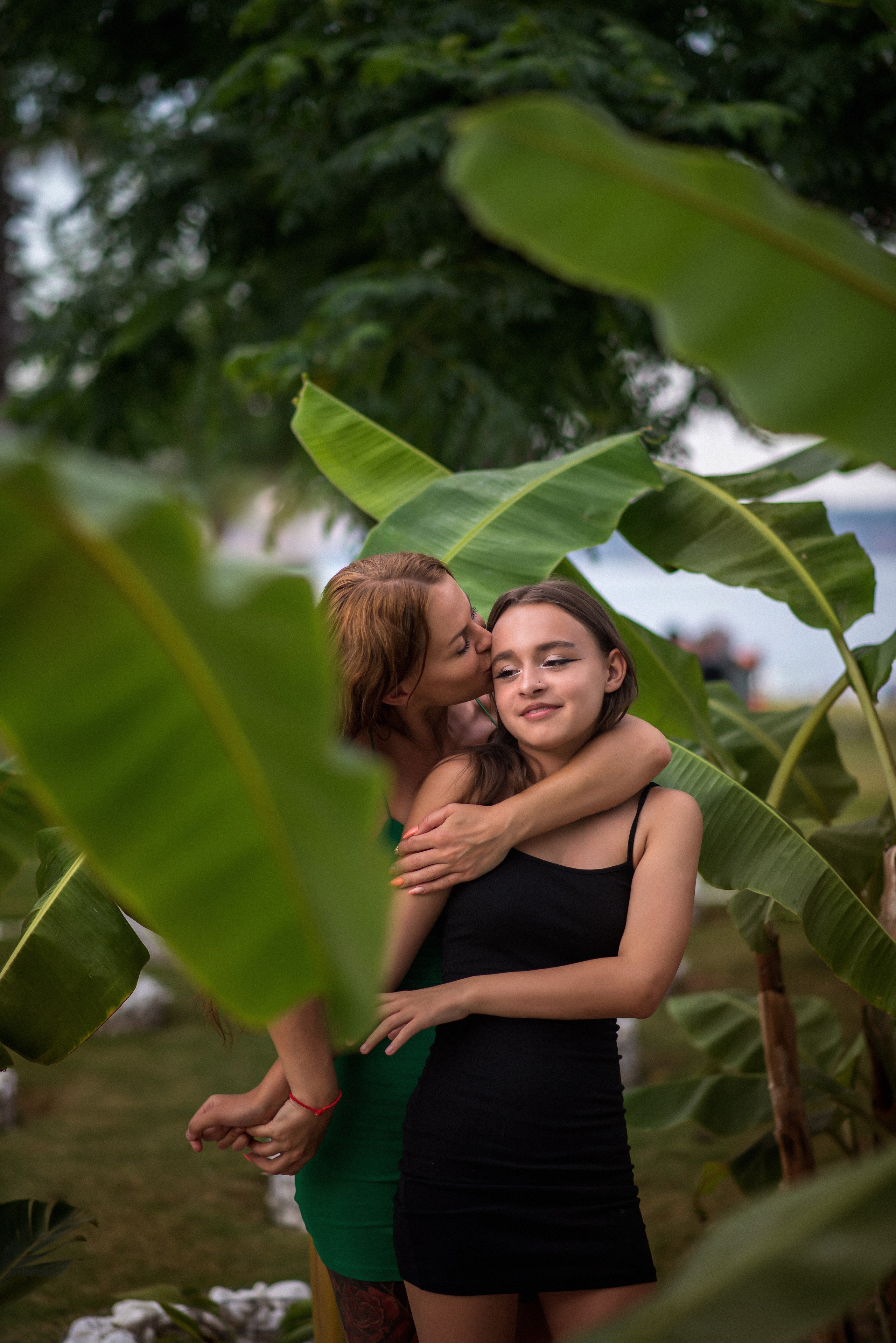 Фотосессия мамы и дочки среди зеленых банановых листьев, тропическая Анталия