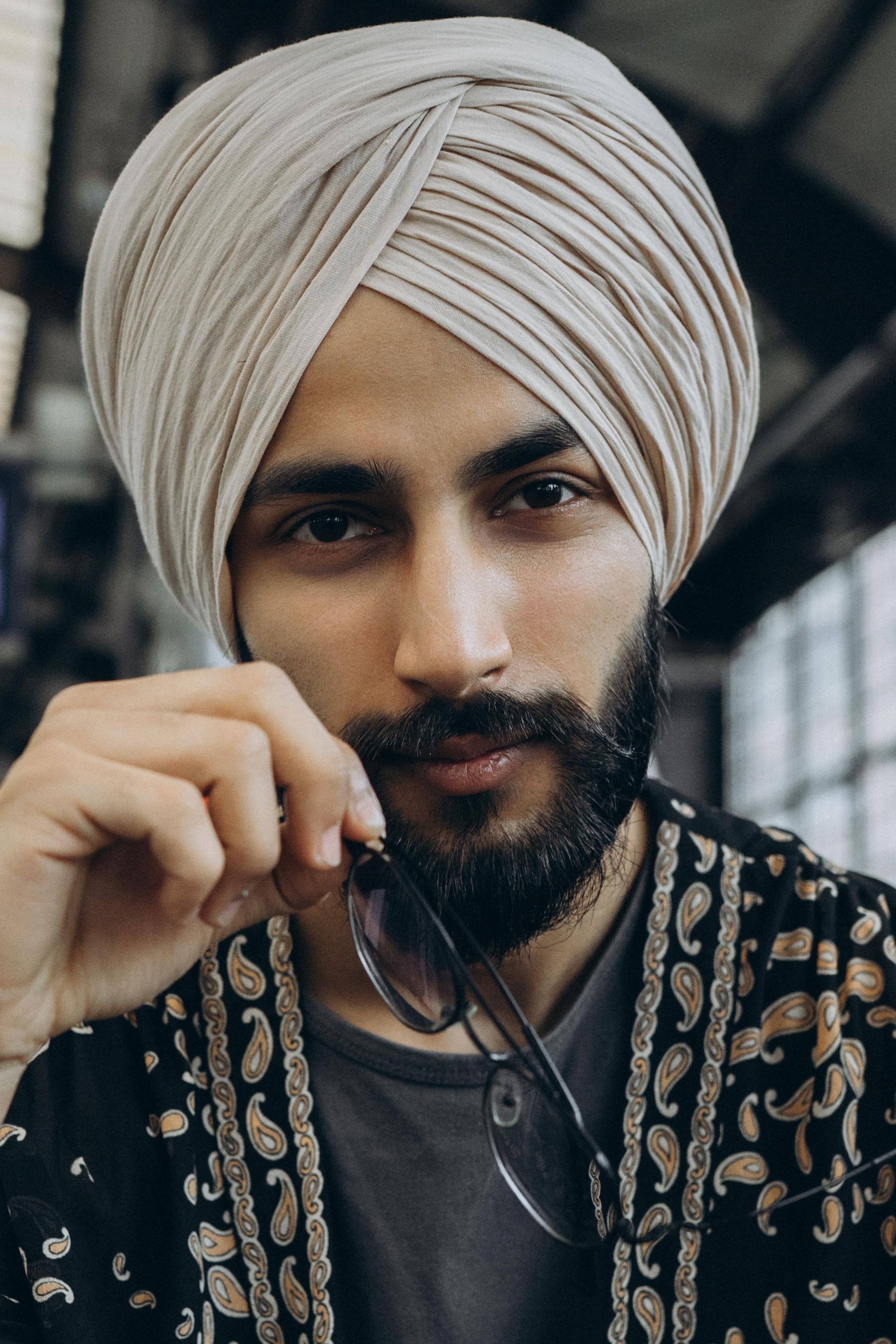 Porträt eines jungen Sikh-Mannes mit Turban – künstlerische Portraitfotografie Dresden