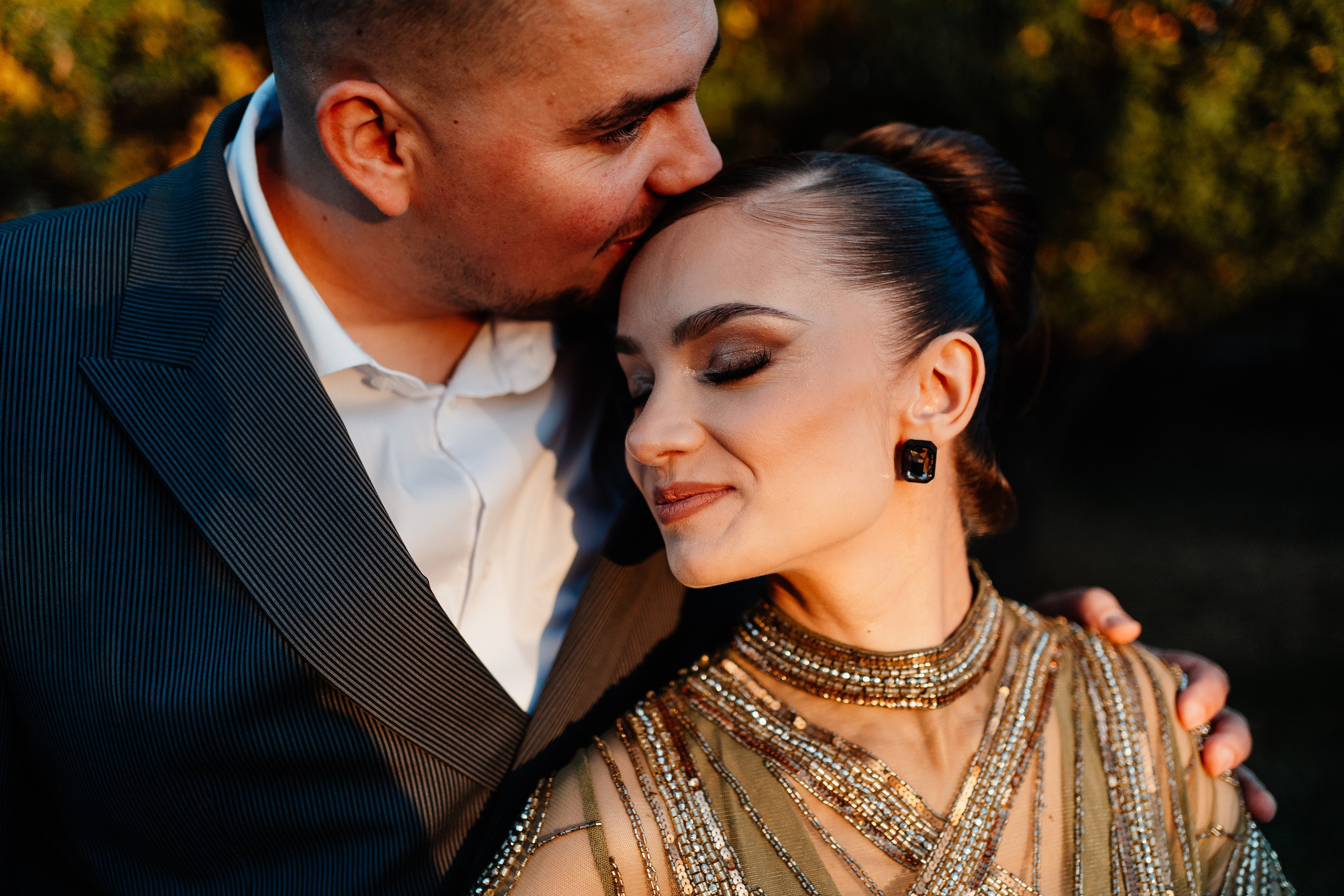 Instantaneu plin de tandrețe dintre părinți și bebeluș în ziua botezului, realizat în Craiova. Fotografie profesională de botez, capturând emoțiile autentice ale familiei într-un decor luminos și cald