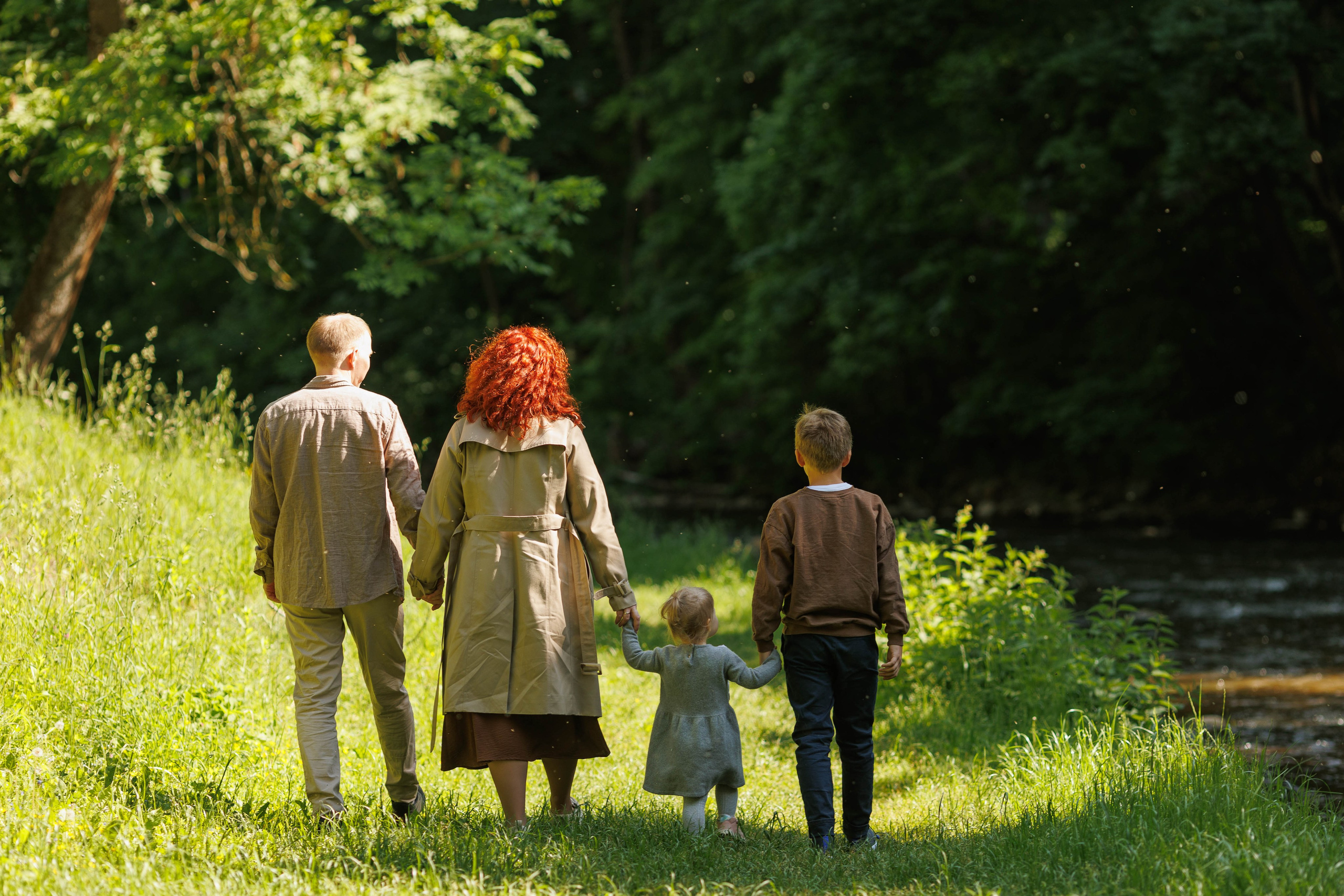 Family walking in the park. Family photographer in Vilnuis Svetlana Naumova