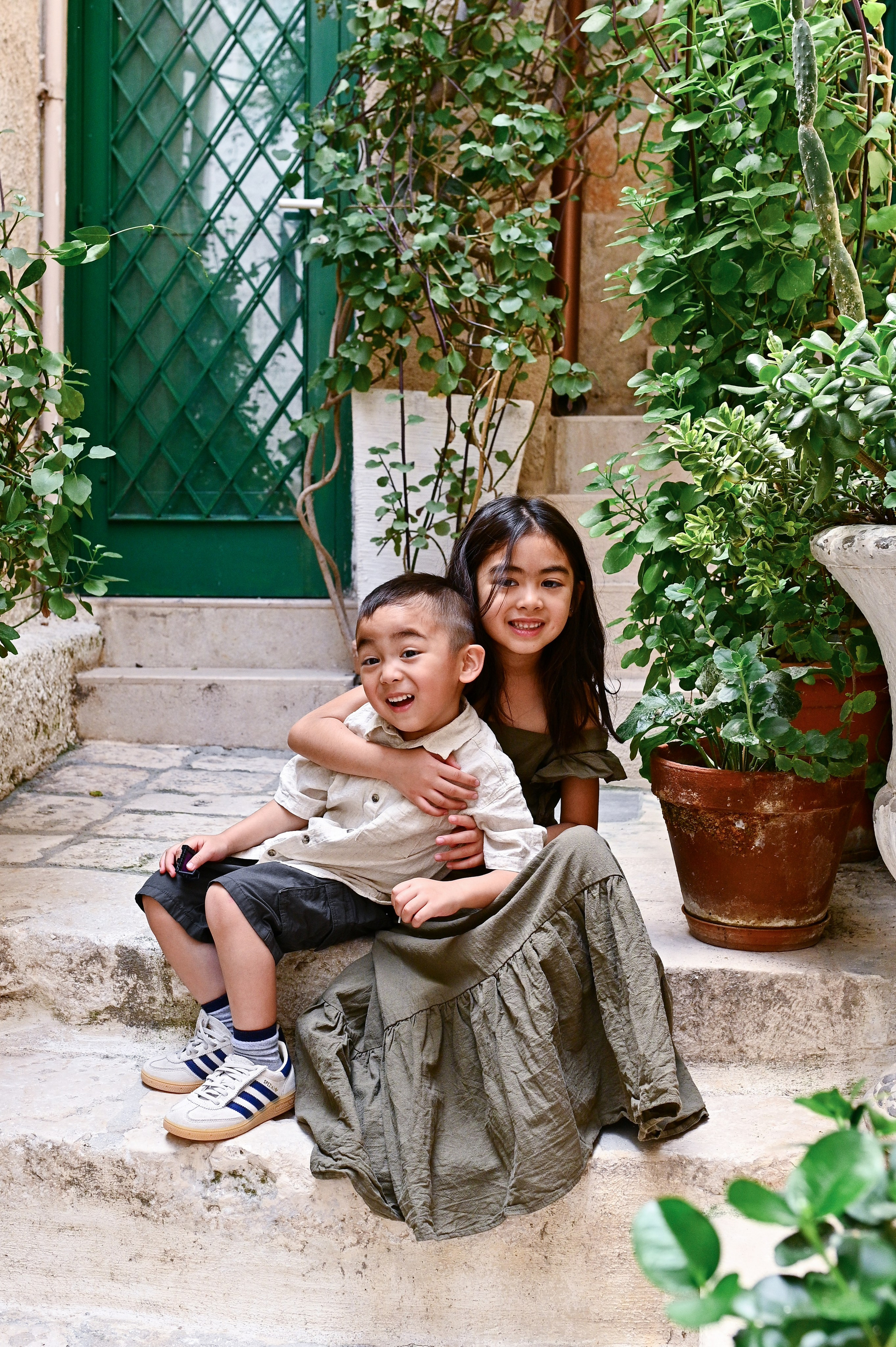 Family Photoshoot in Monopoli with Aiza and Jamie. Fotografa in Puglia e Roma — Servizi fotografici romantici in Italia