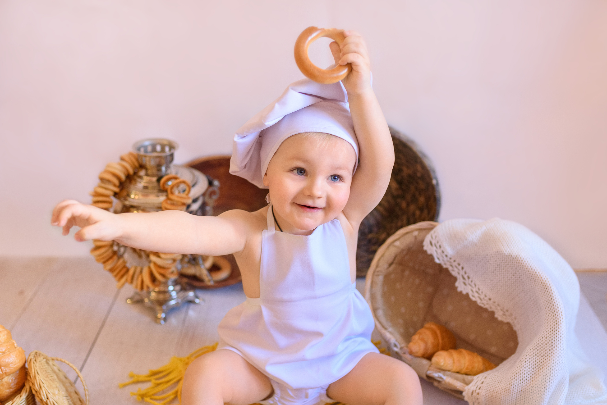 Домашняя семейная съёмка, посвященная 2-летию малыша. Семейный фотограф и фотограф новорожденных в Вильнюсе Ирина Беленкевич