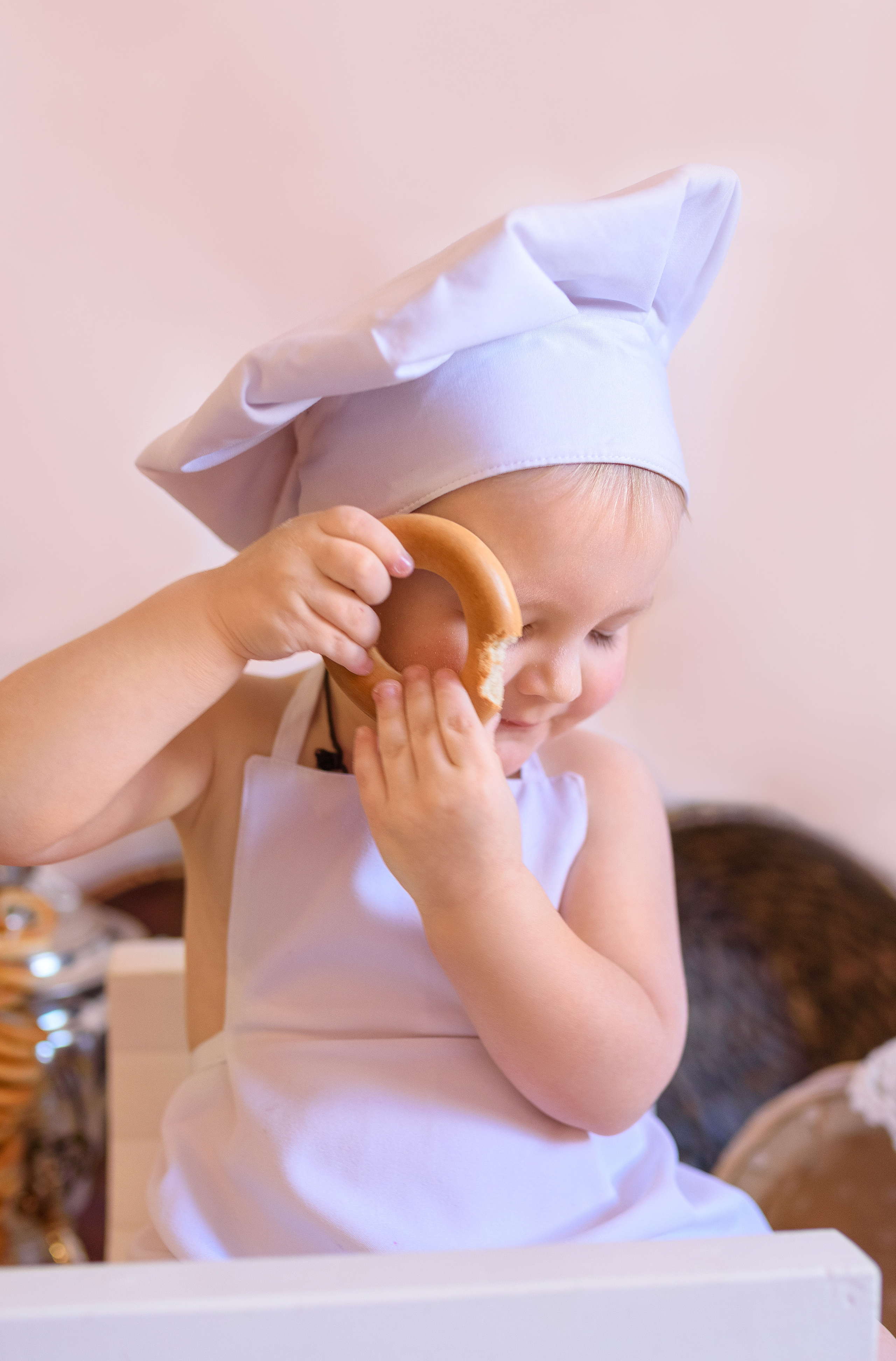 Домашняя семейная съёмка, посвященная 2-летию малыша. Семейный фотограф и фотограф новорожденных в Вильнюсе Ирина Беленкевич