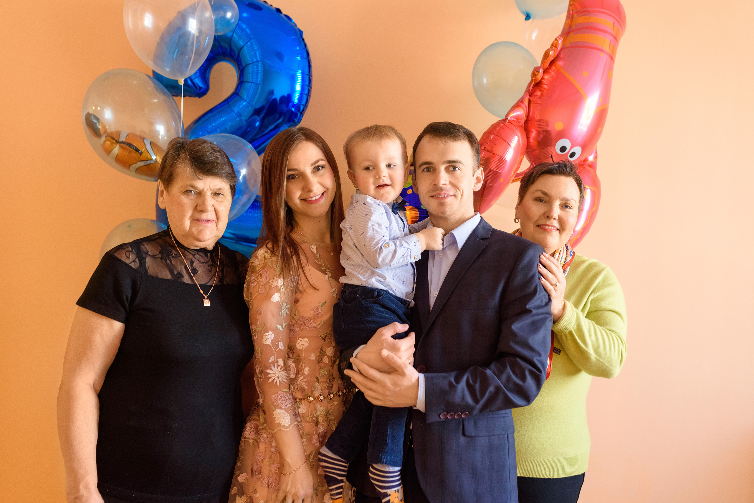 Домашняя семейная съёмка, посвященная 2-летию малыша. Семейный фотограф и фотограф новорожденных в Вильнюсе Ирина Беленкевич