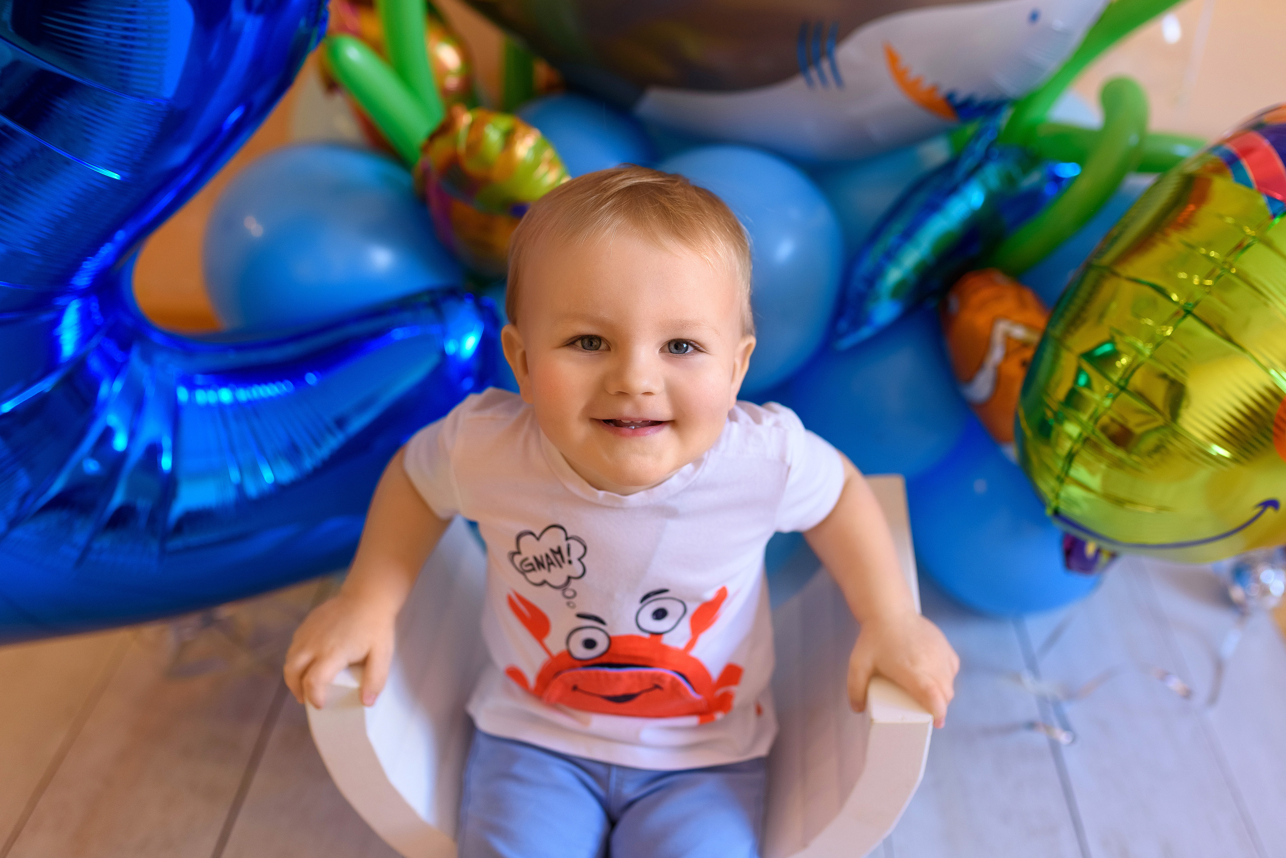 Домашняя семейная съёмка, посвященная 2-летию малыша. Семейный фотограф и фотограф новорожденных в Вильнюсе Ирина Беленкевич