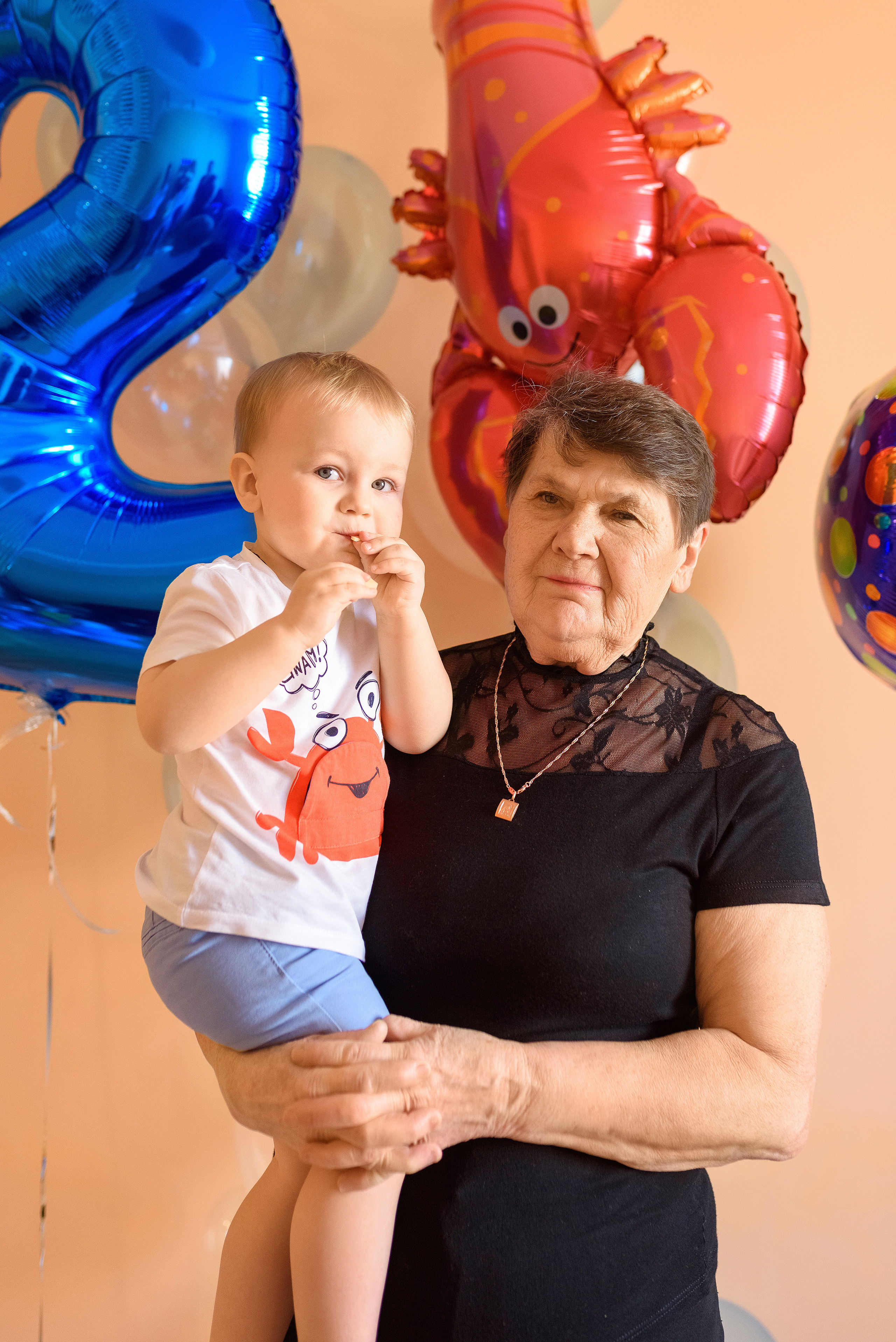 Домашняя семейная съёмка, посвященная 2-летию малыша. Семейный фотограф и фотограф новорожденных в Вильнюсе Ирина Беленкевич