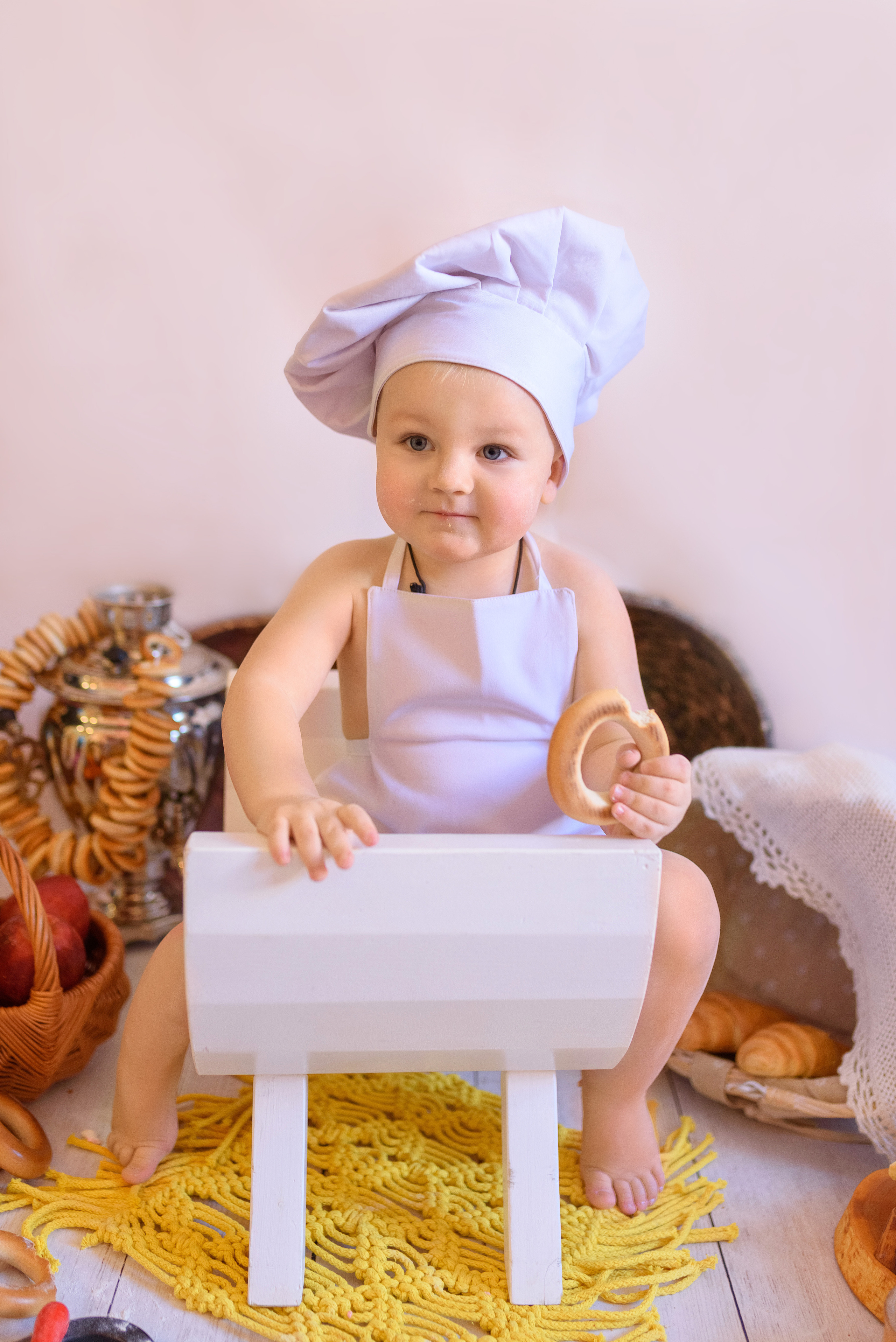 Домашняя семейная съёмка, посвященная 2-летию малыша. Семейный фотограф и фотограф новорожденных в Вильнюсе Ирина Беленкевич