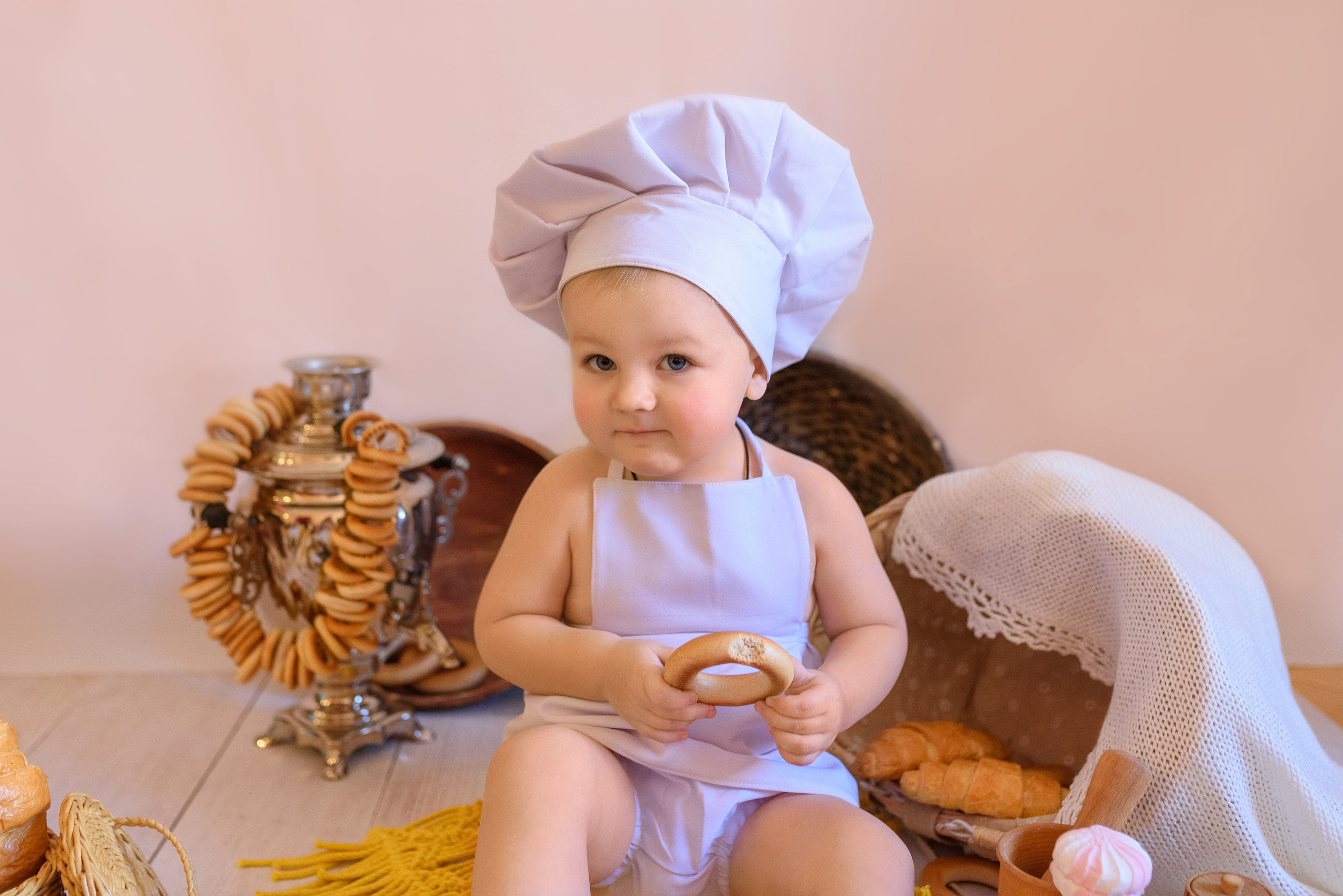 Домашняя семейная съёмка, посвященная 2-летию малыша. Семейный фотограф и фотограф новорожденных в Вильнюсе Ирина Беленкевич