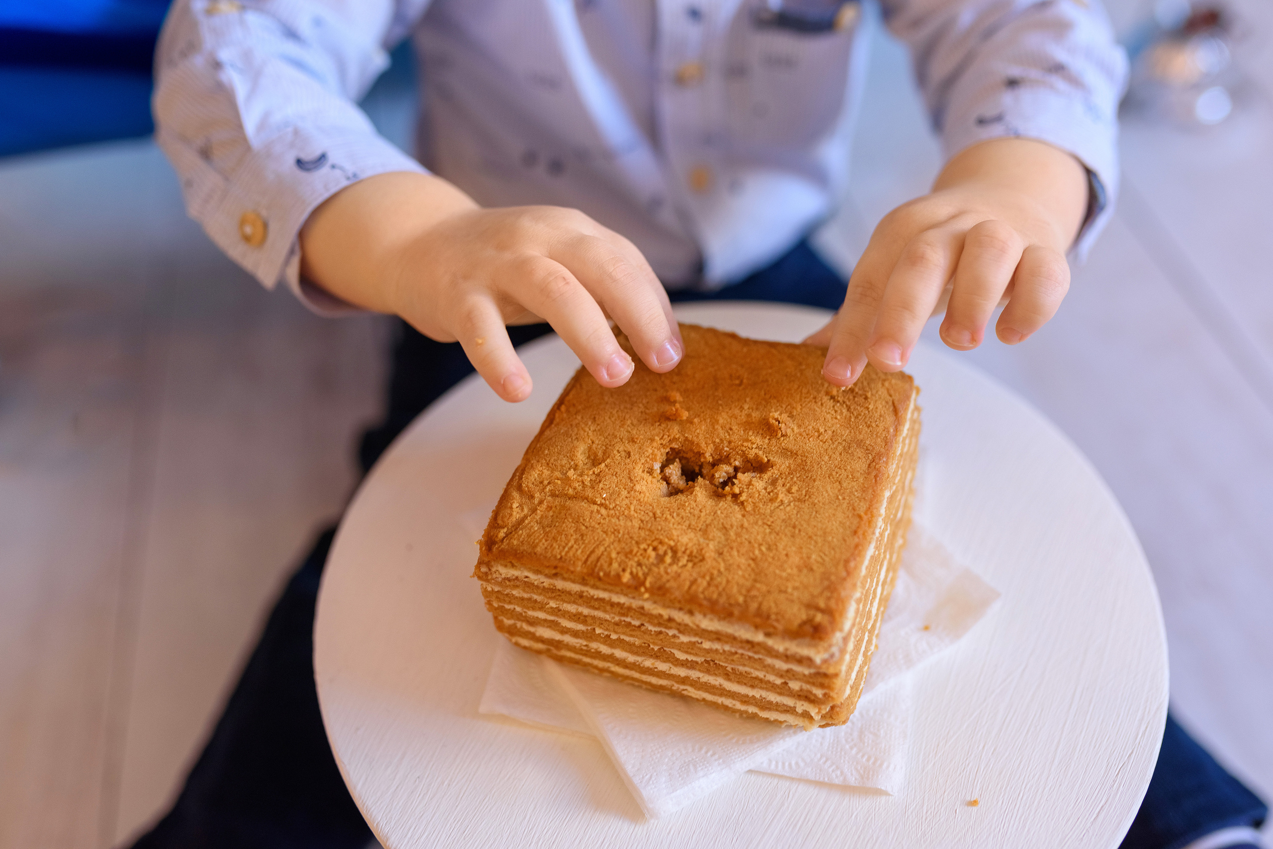 Домашняя семейная съёмка, посвященная 2-летию малыша. Семейный фотограф и фотограф новорожденных в Вильнюсе Ирина Беленкевич