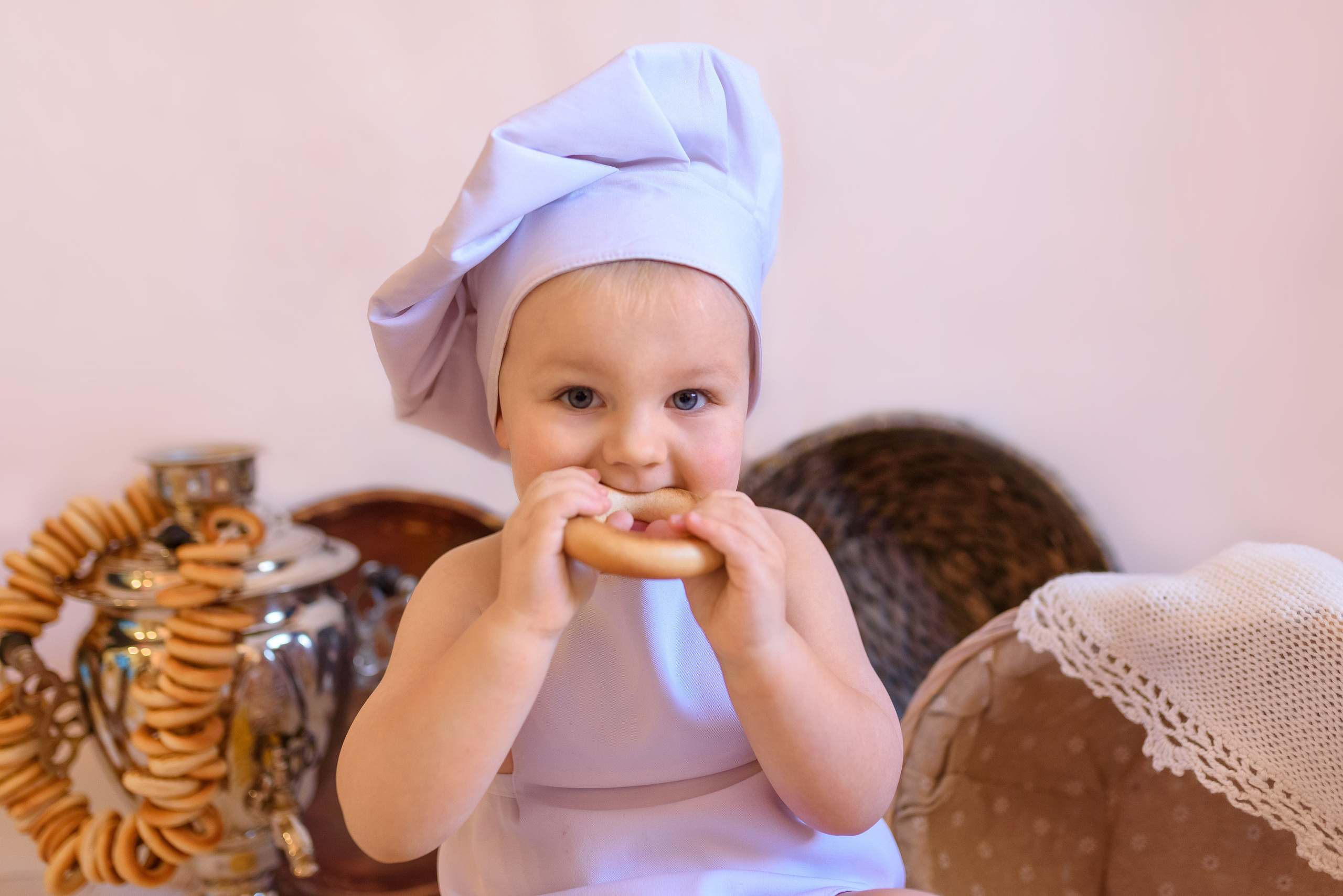 Домашняя семейная съёмка, посвященная 2-летию малыша. Семейный фотограф и фотограф новорожденных в Вильнюсе Ирина Беленкевич