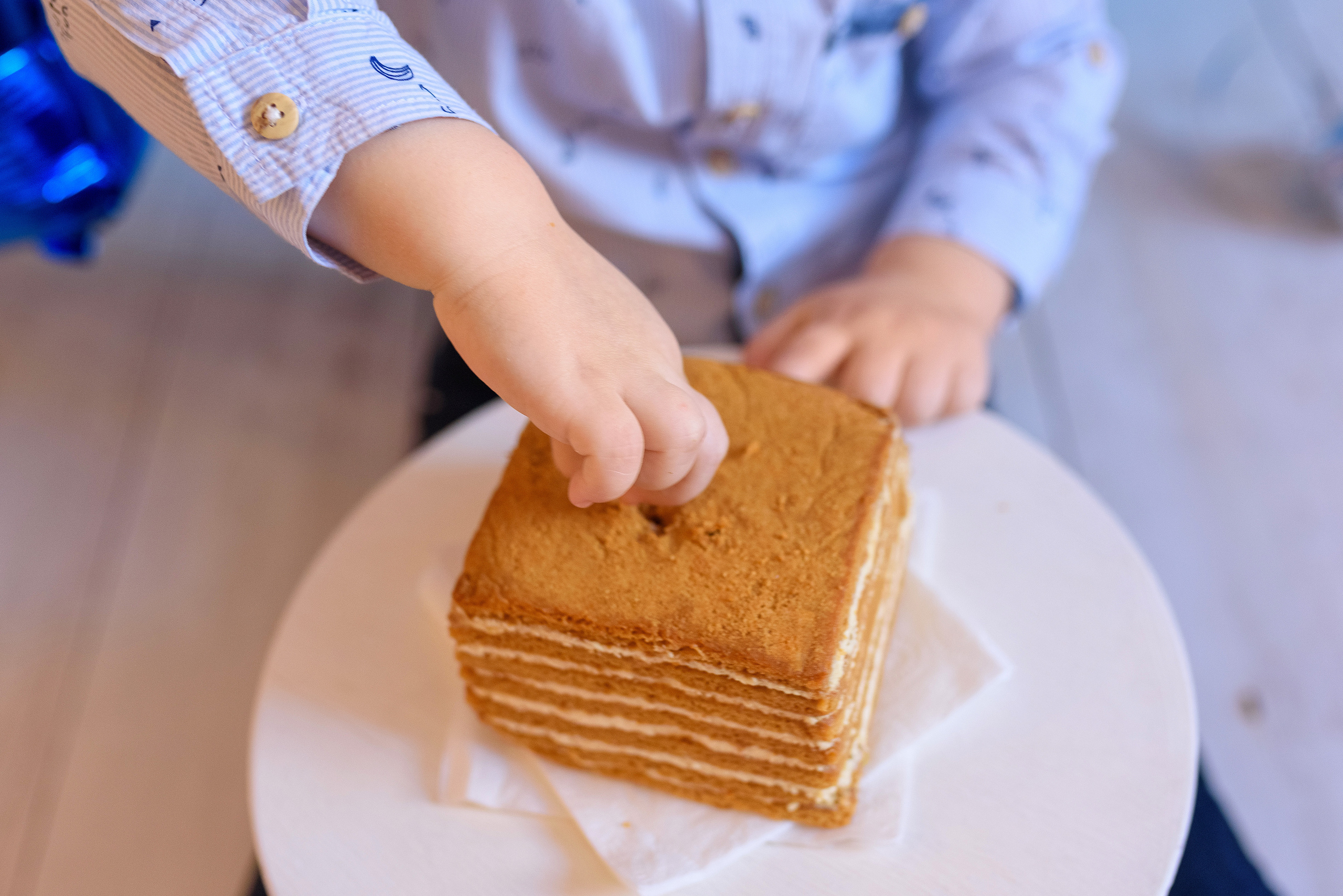Домашняя семейная съёмка, посвященная 2-летию малыша. Семейный фотограф и фотограф новорожденных в Вильнюсе Ирина Беленкевич
