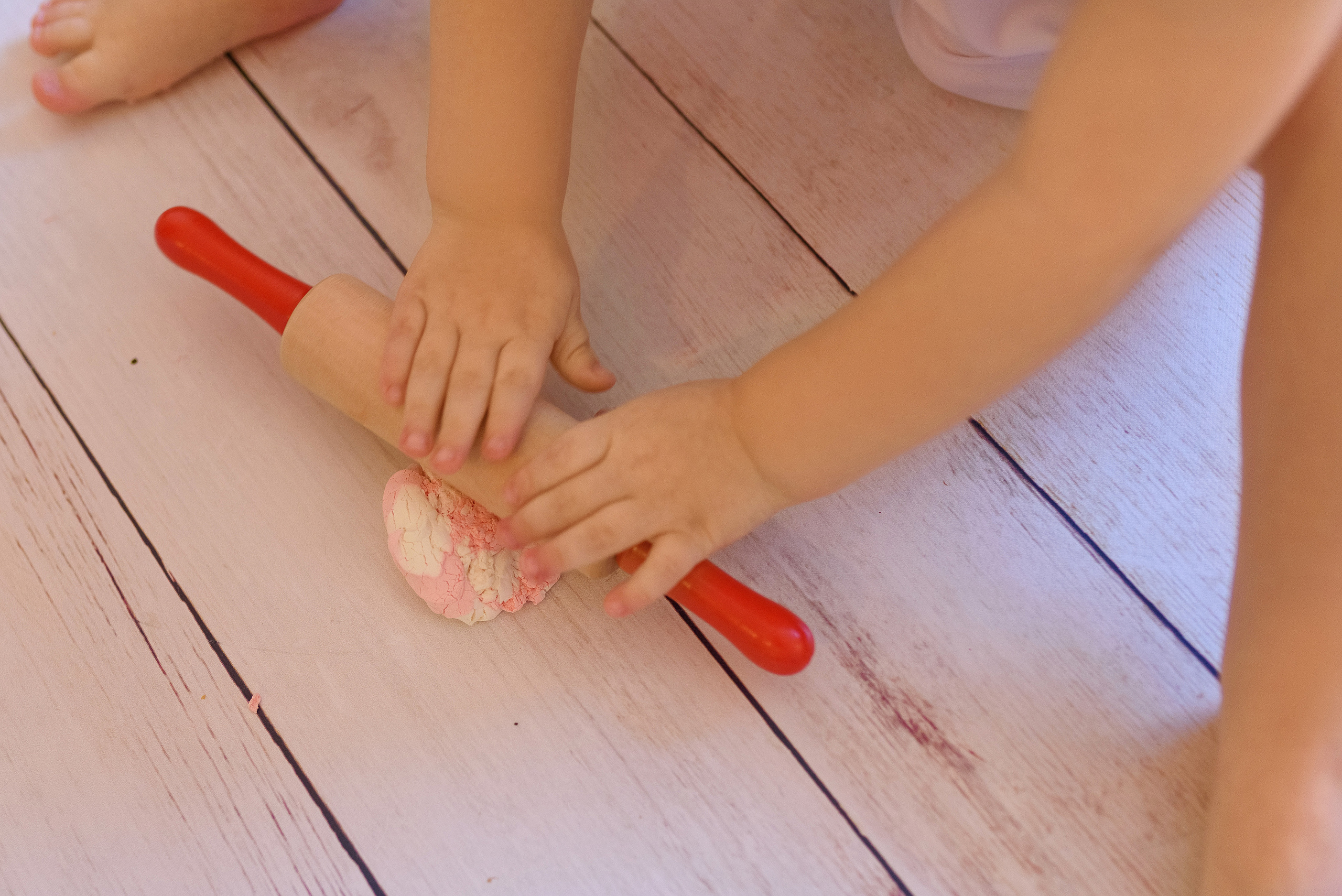 Домашняя семейная съёмка, посвященная 2-летию малыша. Семейный фотограф и фотограф новорожденных в Вильнюсе Ирина Беленкевич