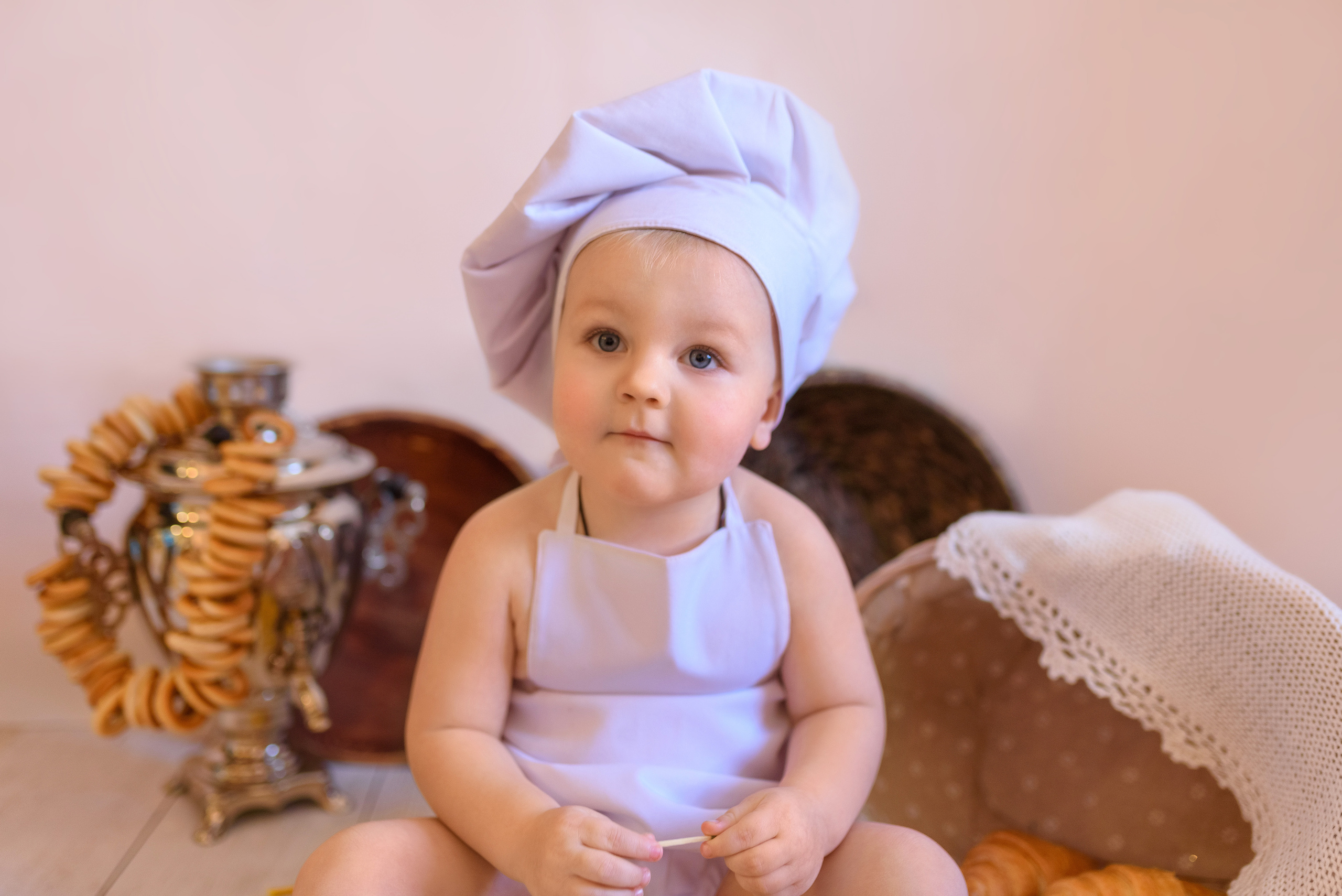 Домашняя семейная съёмка, посвященная 2-летию малыша. Семейный фотограф и фотограф новорожденных в Вильнюсе Ирина Беленкевич