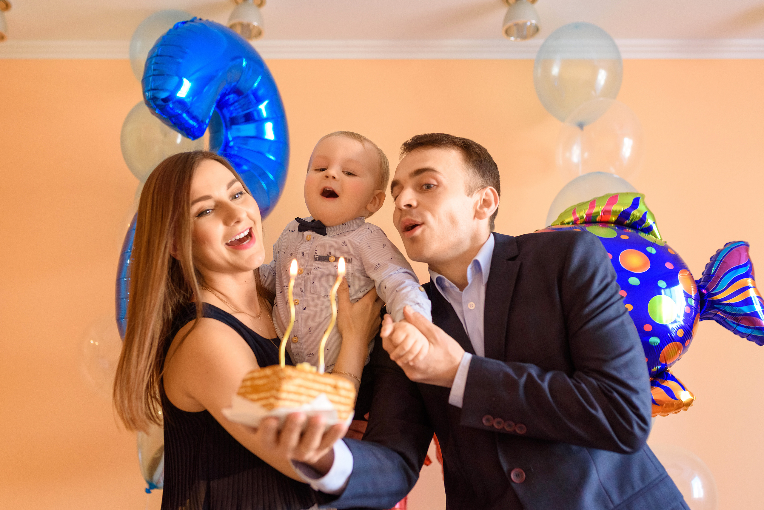 Домашняя семейная съёмка, посвященная 2-летию малыша. Семейный фотограф и фотограф новорожденных в Вильнюсе Ирина Беленкевич