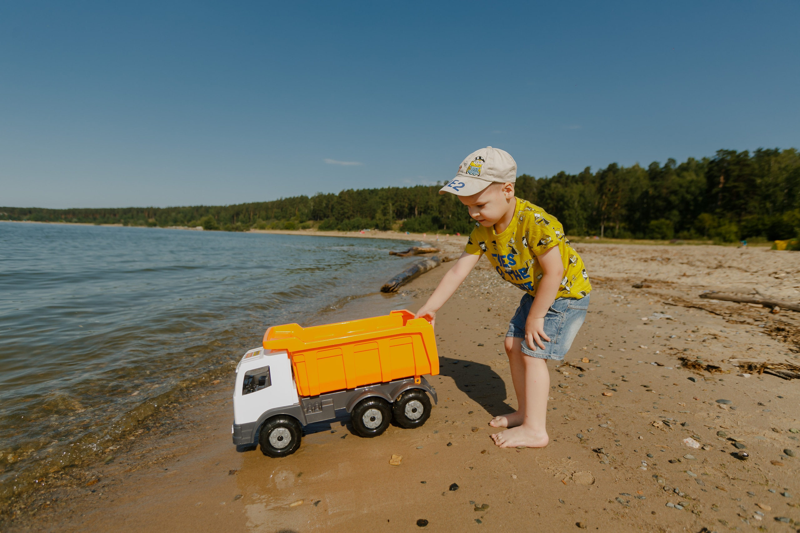 Familia volando una cometa en el lago y comiendo donas. Fotógrafo de retrato, familia y reportajes en Valencia | España | Europa Vitalii Lumier